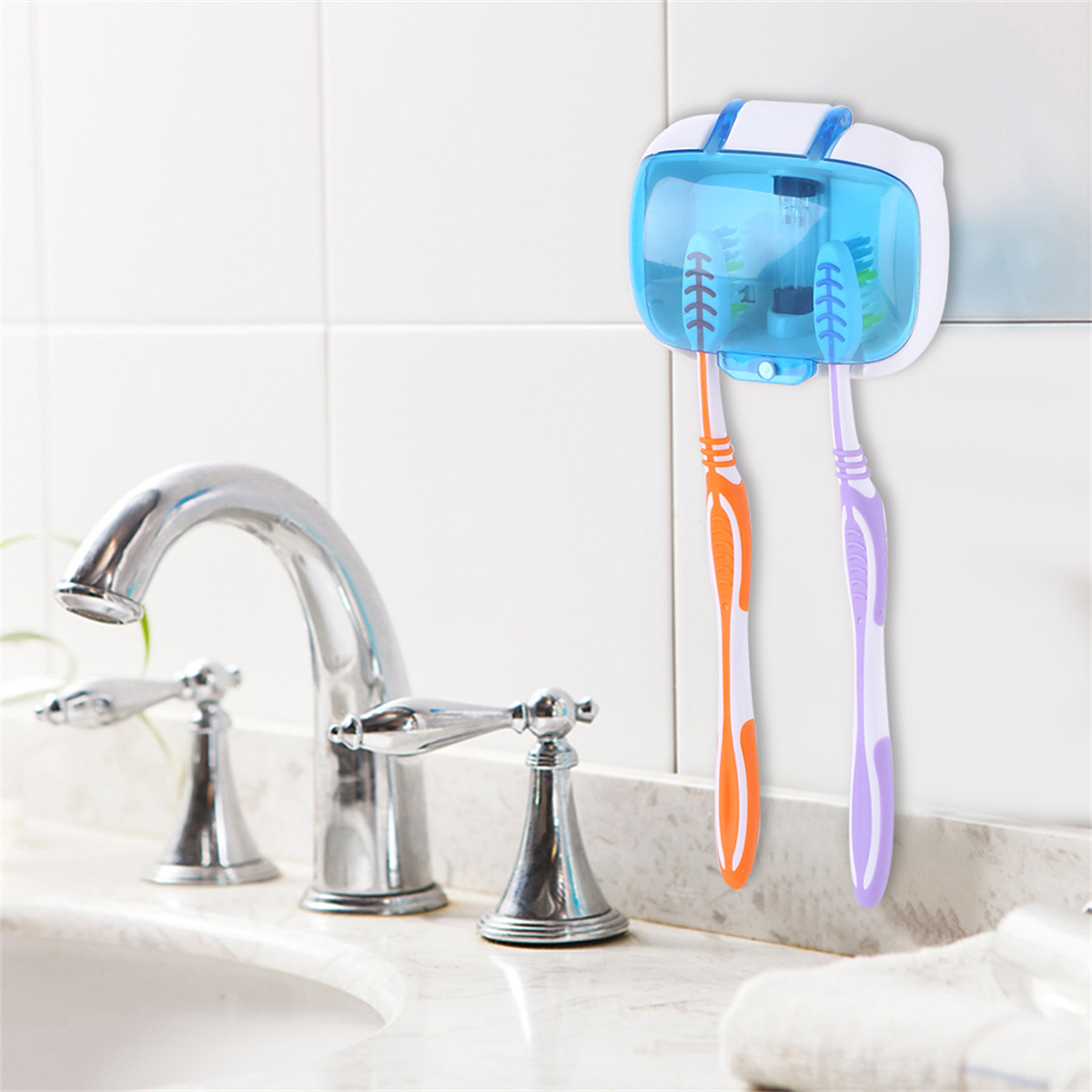 Zahnbürstenhalter mit zwei Zahnbürsten, im Hintergrund ein Wasserhahn.