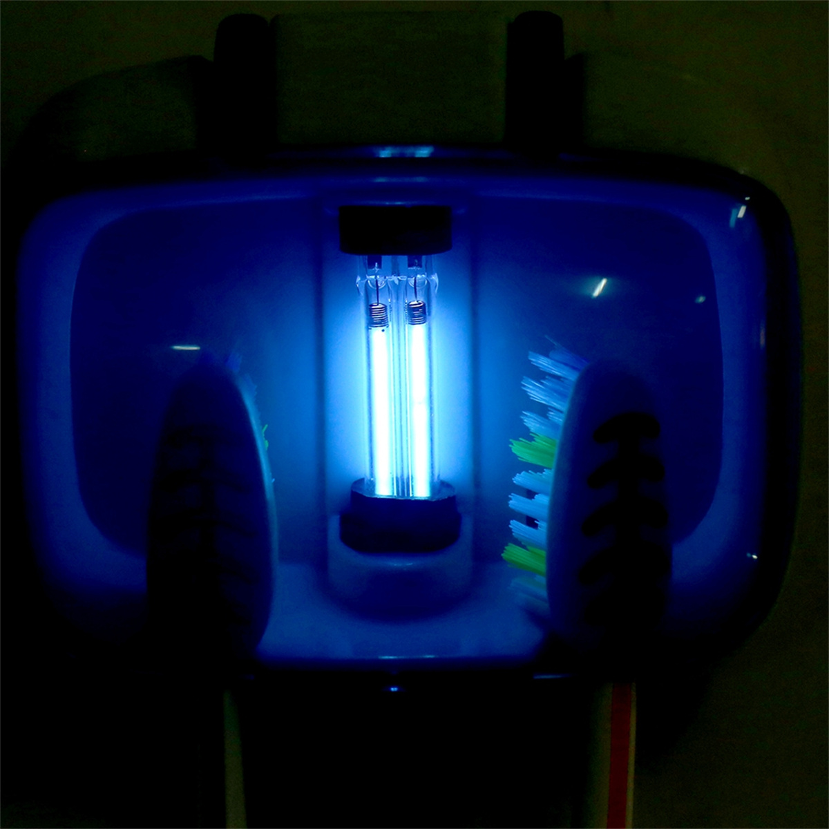 Ein blauer UV-Zahnbürsten-Sanitizer mit blauem Leuchten im Inneren und einer Zahnbürste.