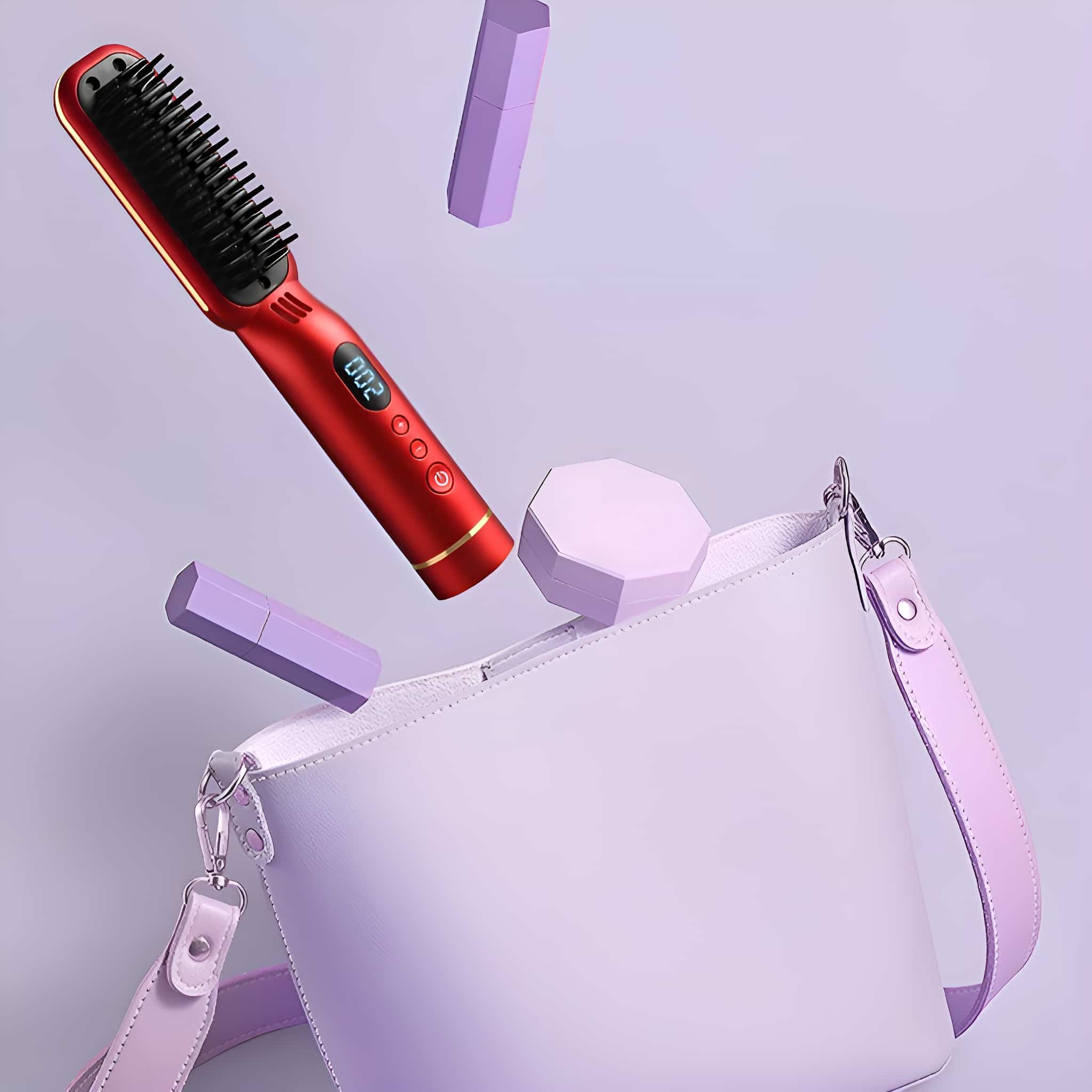 Roter Haarglätter, lila Objekte und eine Handtasche auf lila Hintergrund.