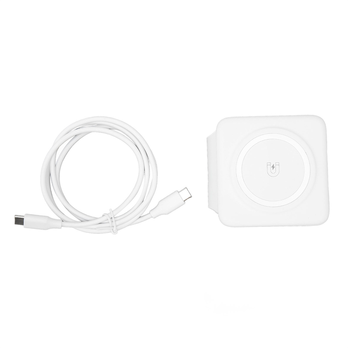 Weißes kabelloses Ladegerät und weißes Ladekabel auf weißem Hintergrund.
