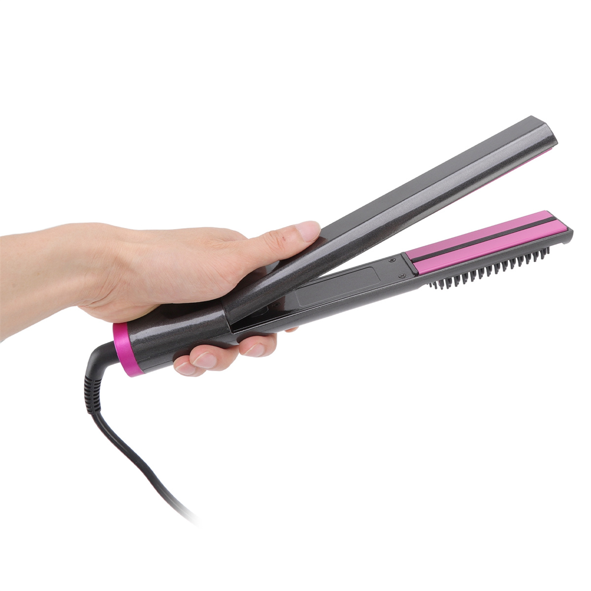 Haarglätter, grau und rosa, gehalten von einer Hand, einsatzbereit.