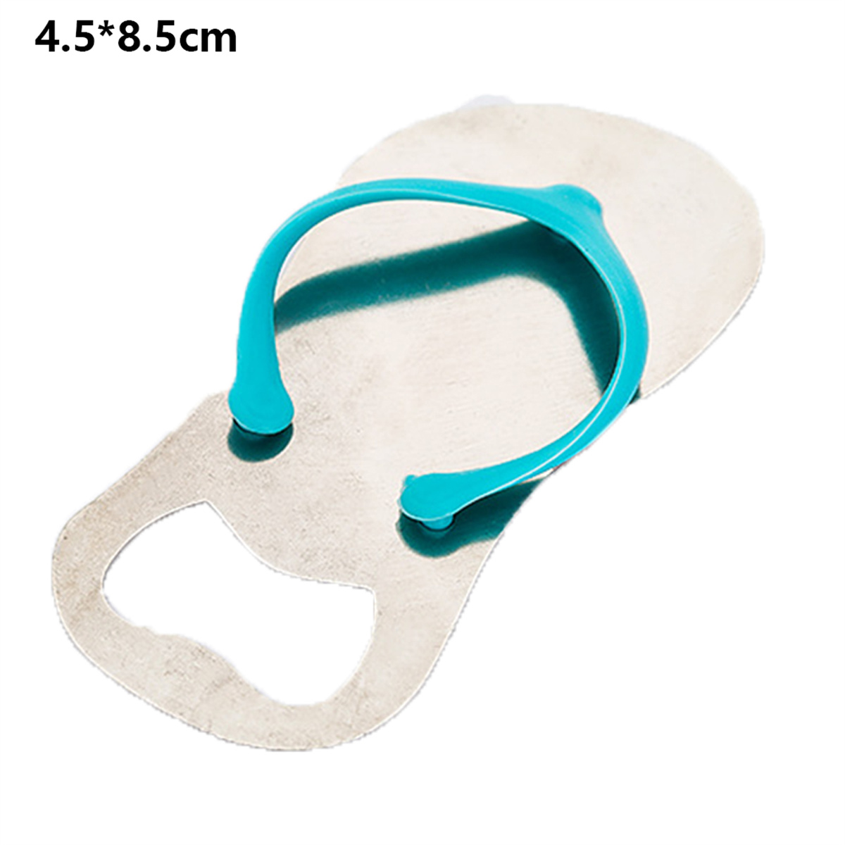 Flip-Flop-Flaschenöffner. Silberner Metallöffner mit blauem Riemen, weißer Hintergrund.