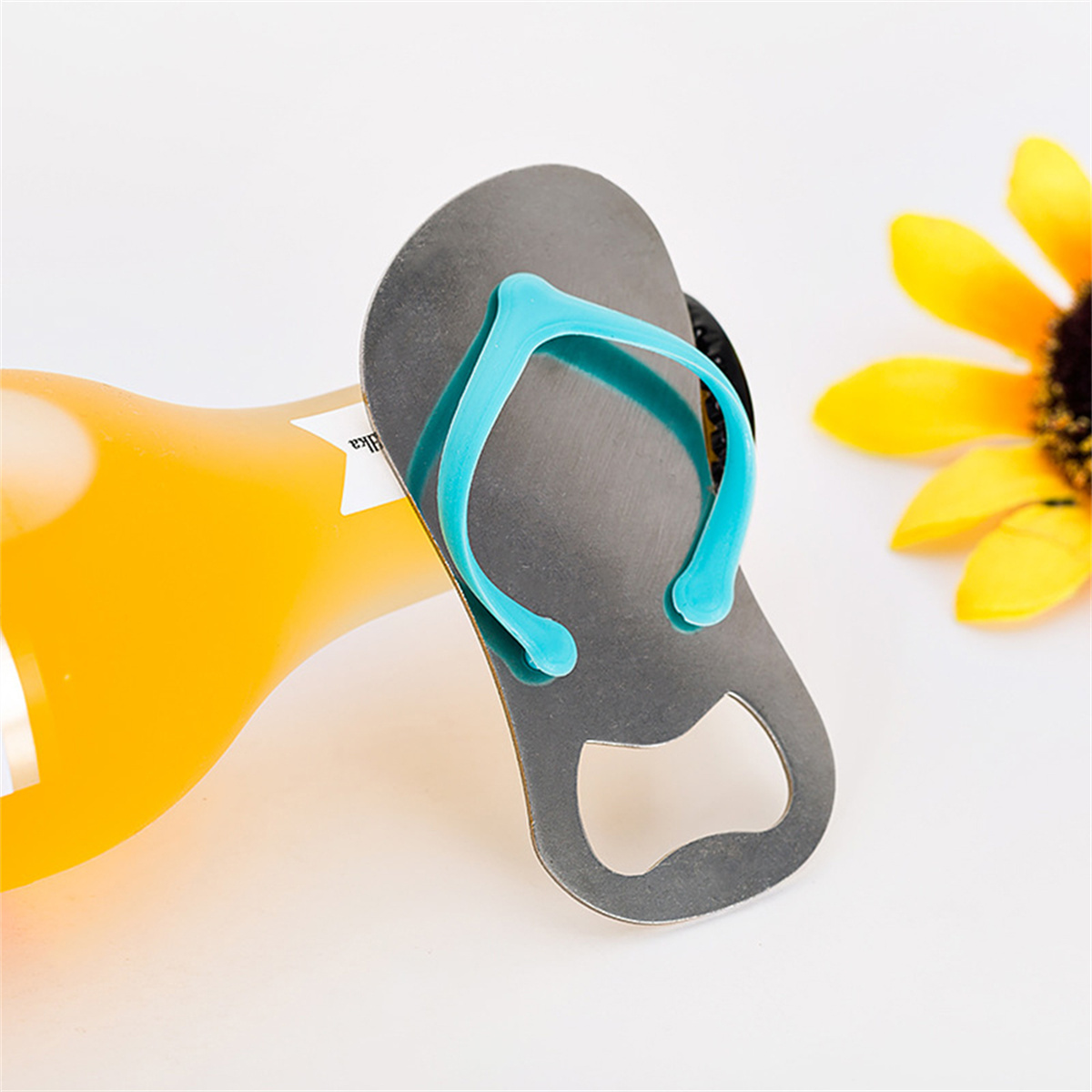 Flip-Flop-Flaschenöffner, silberfarben mit blauem Riemen, auf einer Flasche.