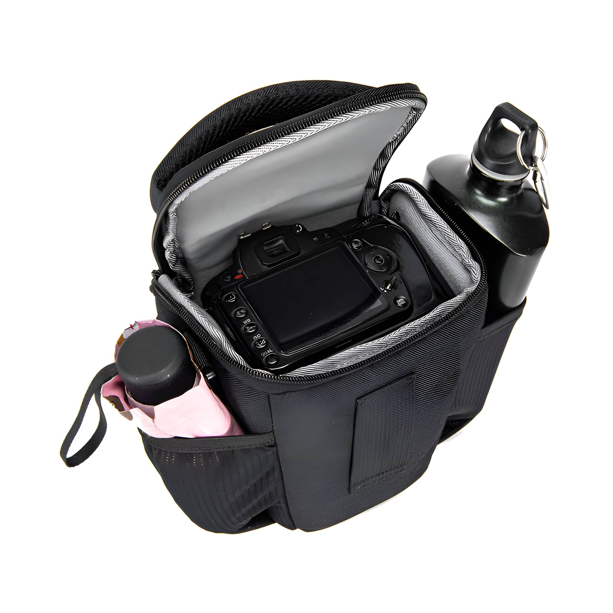 Schwarze Kameratasche mit Kamera, Wasserflasche und Regenschirm innen und einer Tasche.