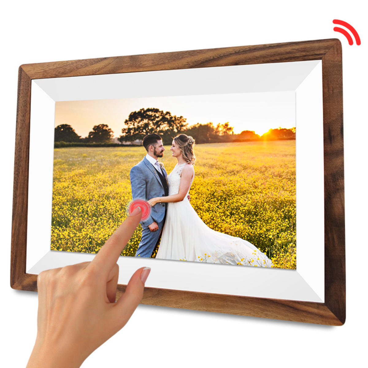 Digitaler Bilderrahmen mit Paar im Feld. Hand berührt Rahmen.