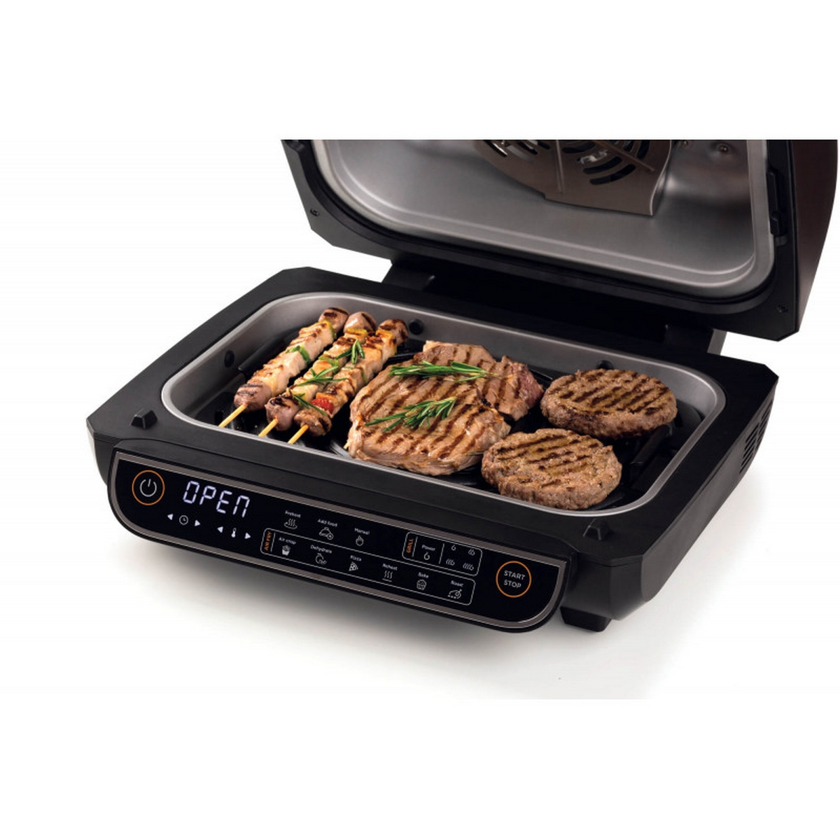 Otwarty czarny grill z różnymi gotowanymi potrawami w środku.