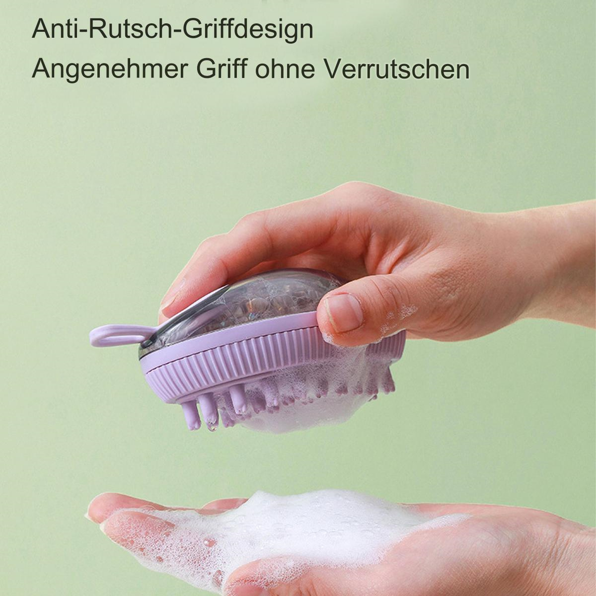 Eine Hand, die eine lila Badebürste mit Seife hält. Schaum ist auf der Hand sichtbar.
