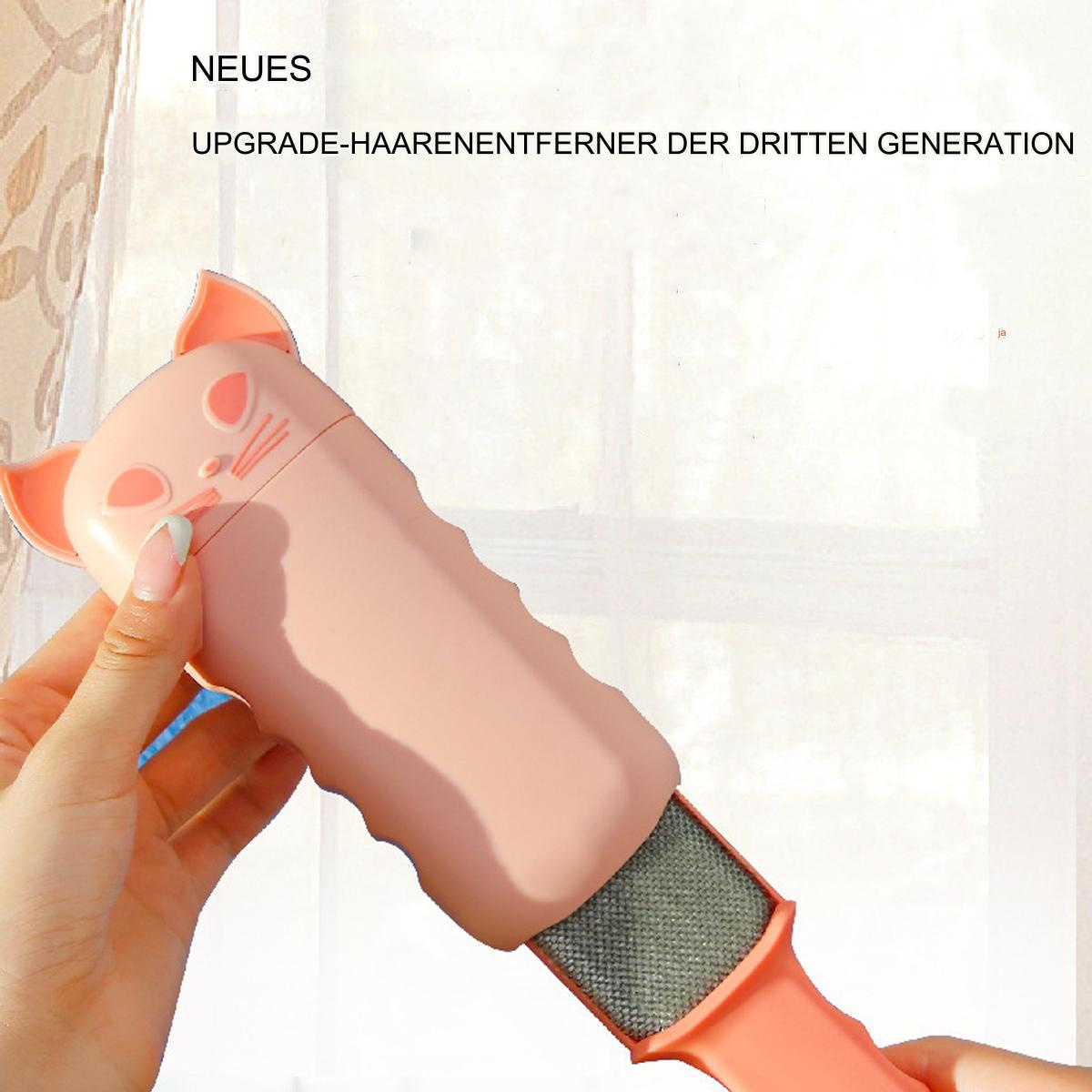 Eine Person hält einen rosa katzenförmigen Fusselentferner mit rosa Griff und grauer Reinigungsfläche.