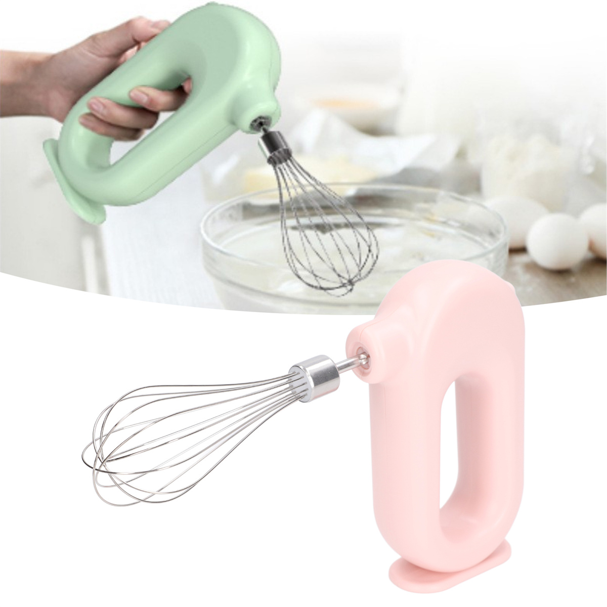 Zwei Handmixer, einer grün und einer rosa. Eine Schüssel mit Flüssigkeit und Eiern im Hintergrund.