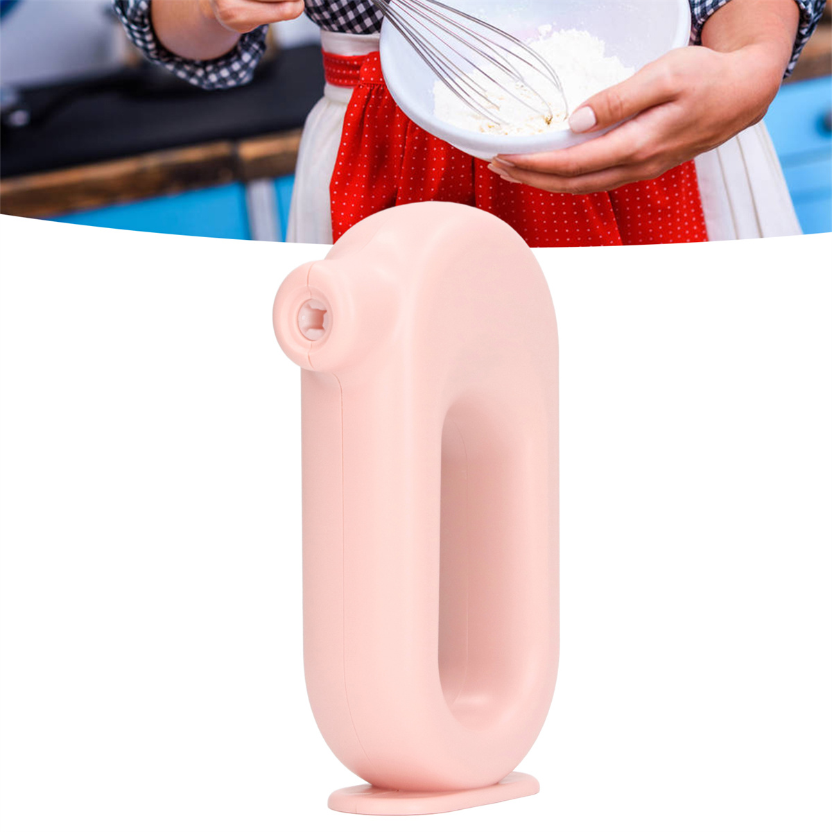Rosa, U-förmiges Küchengerät mit einer Frau, die im Hintergrund einen Schneebesen benutzt.