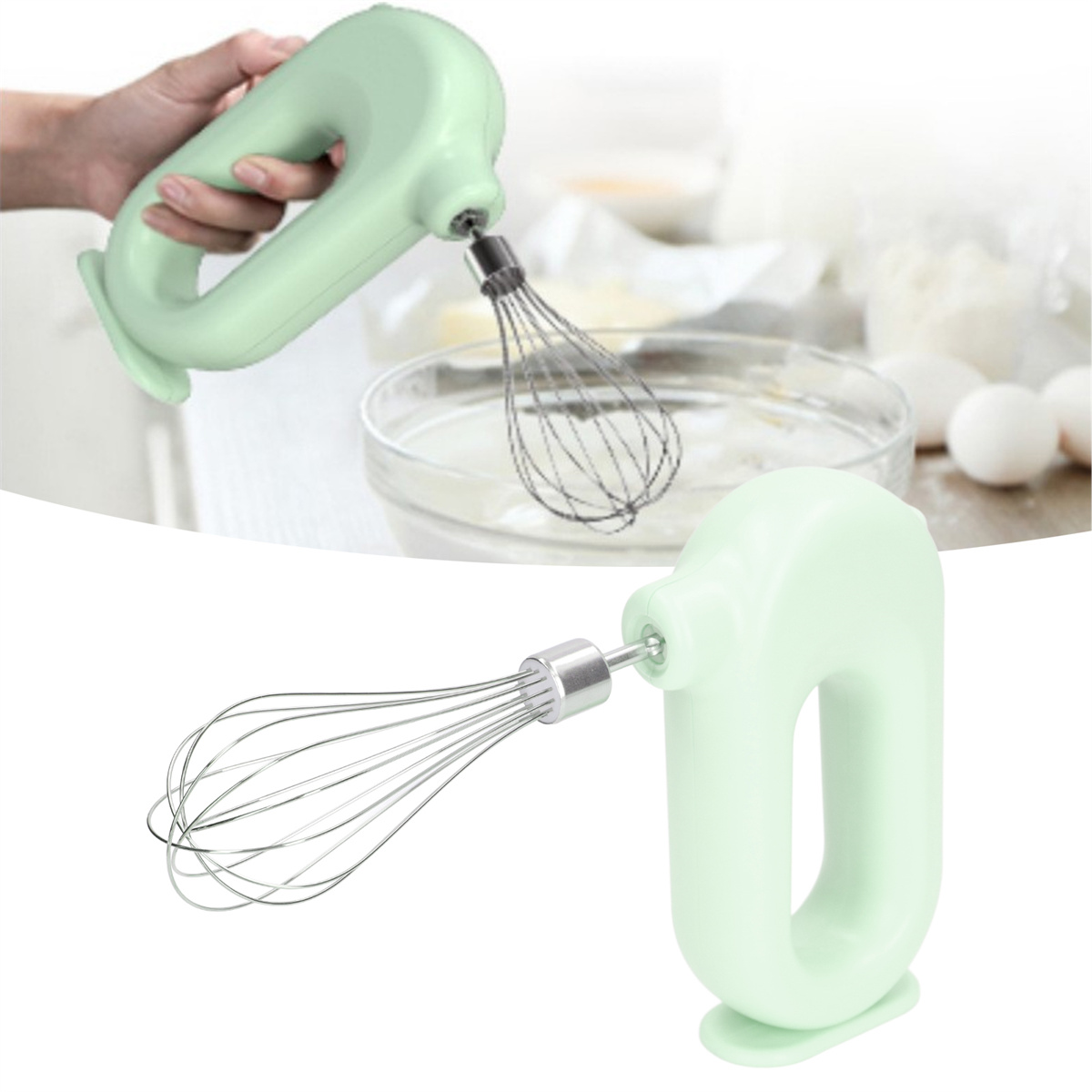 Zwei Handmixer. Einer wird benutzt, um Teig zu verrühren. Der andere ist eine Nahaufnahme des Mixers.