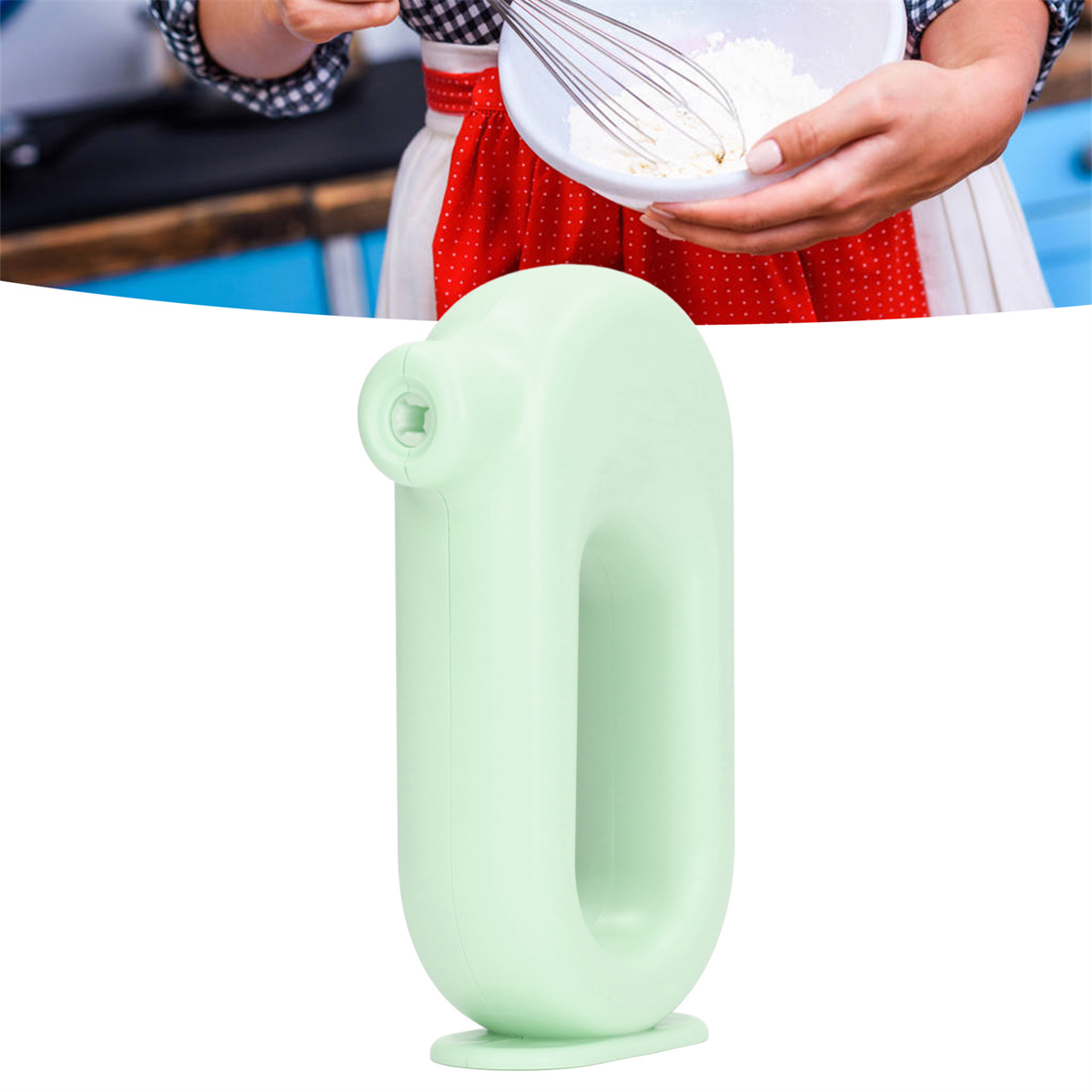 Ein grüner elektrischer Handmixer mit einer Person, die eine Schüssel hält und Mehl verrührt.