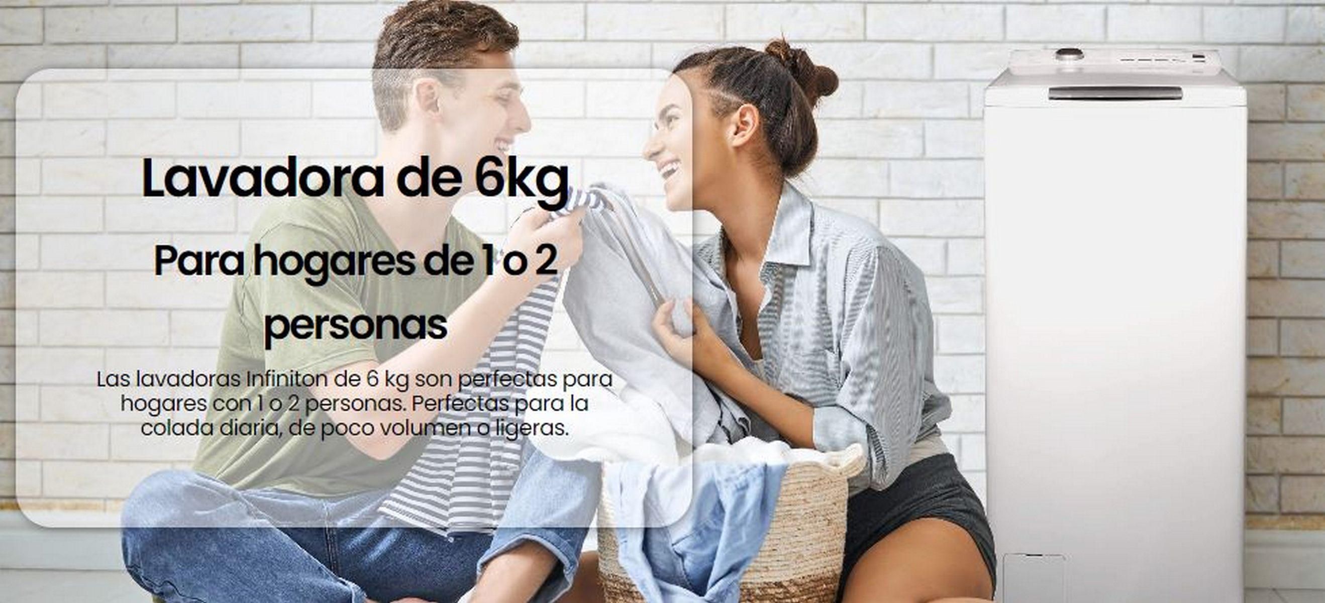 Una pareja sonriendo junto a una lavadora con una cesta de ropa.