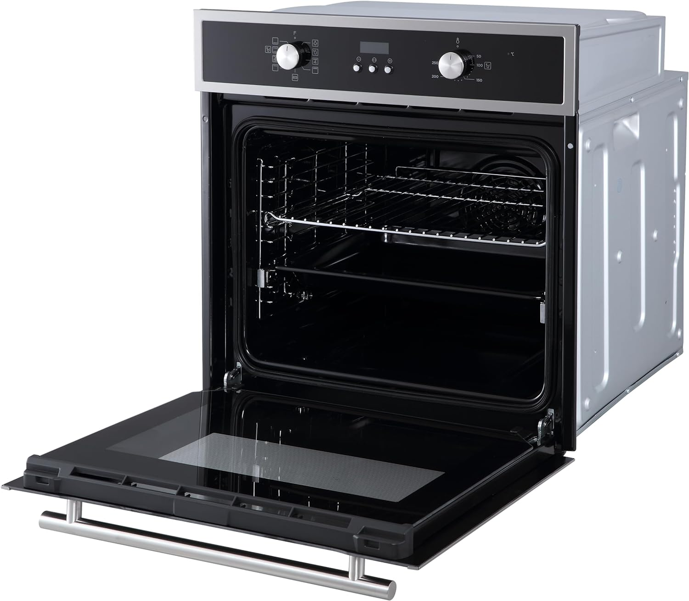 Un horno abierto, con puerta de vidrio abierta y marco plateado.