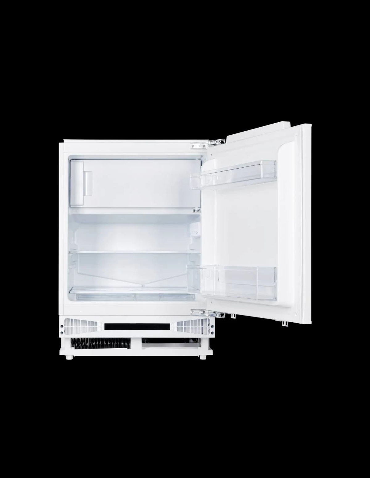 Un refrigerador blanco vacío con la puerta abierta, que revela estantes y detalles interiores.