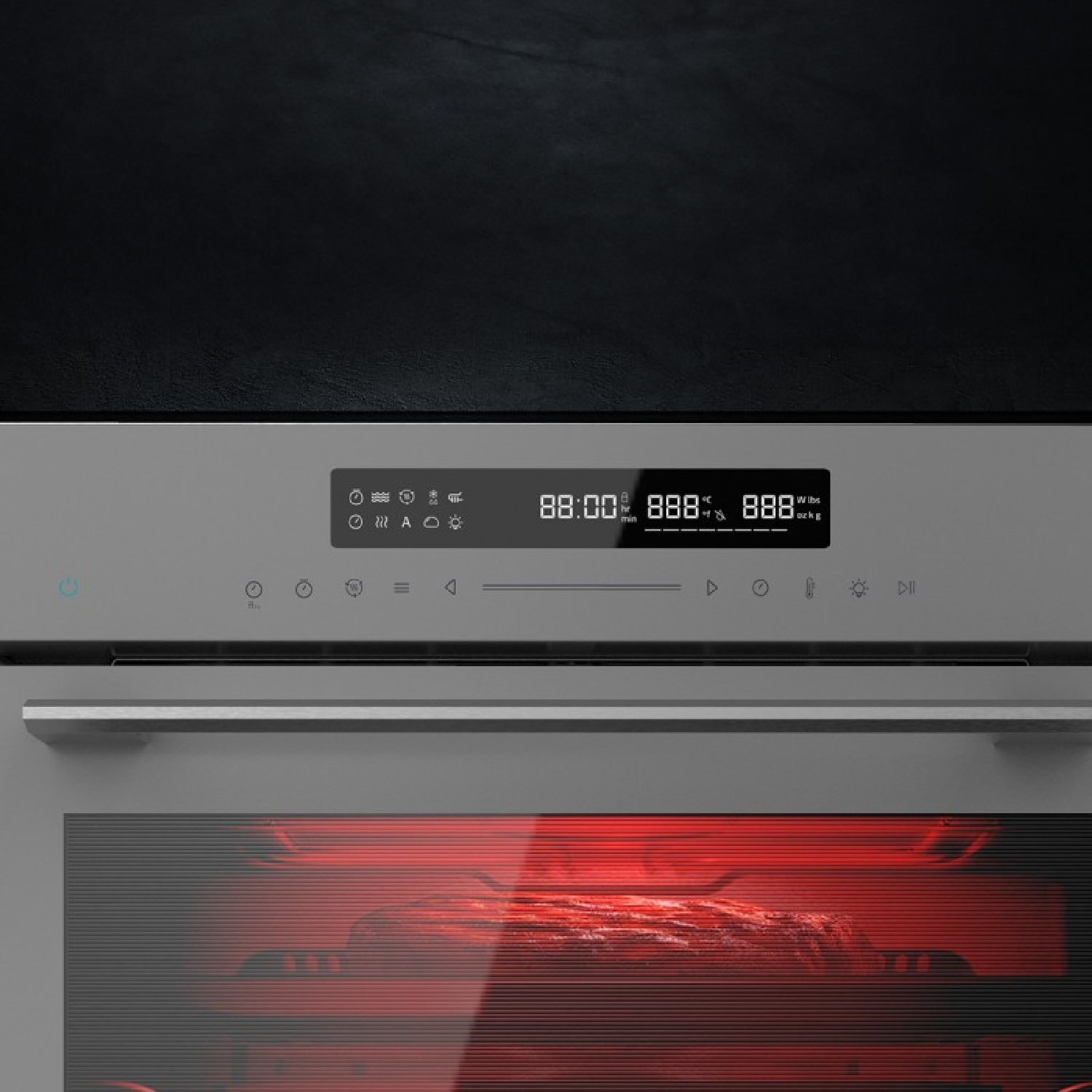 Detalle del panel de control del horno. Muestra la hora y la configuración. Interior del horno visible.