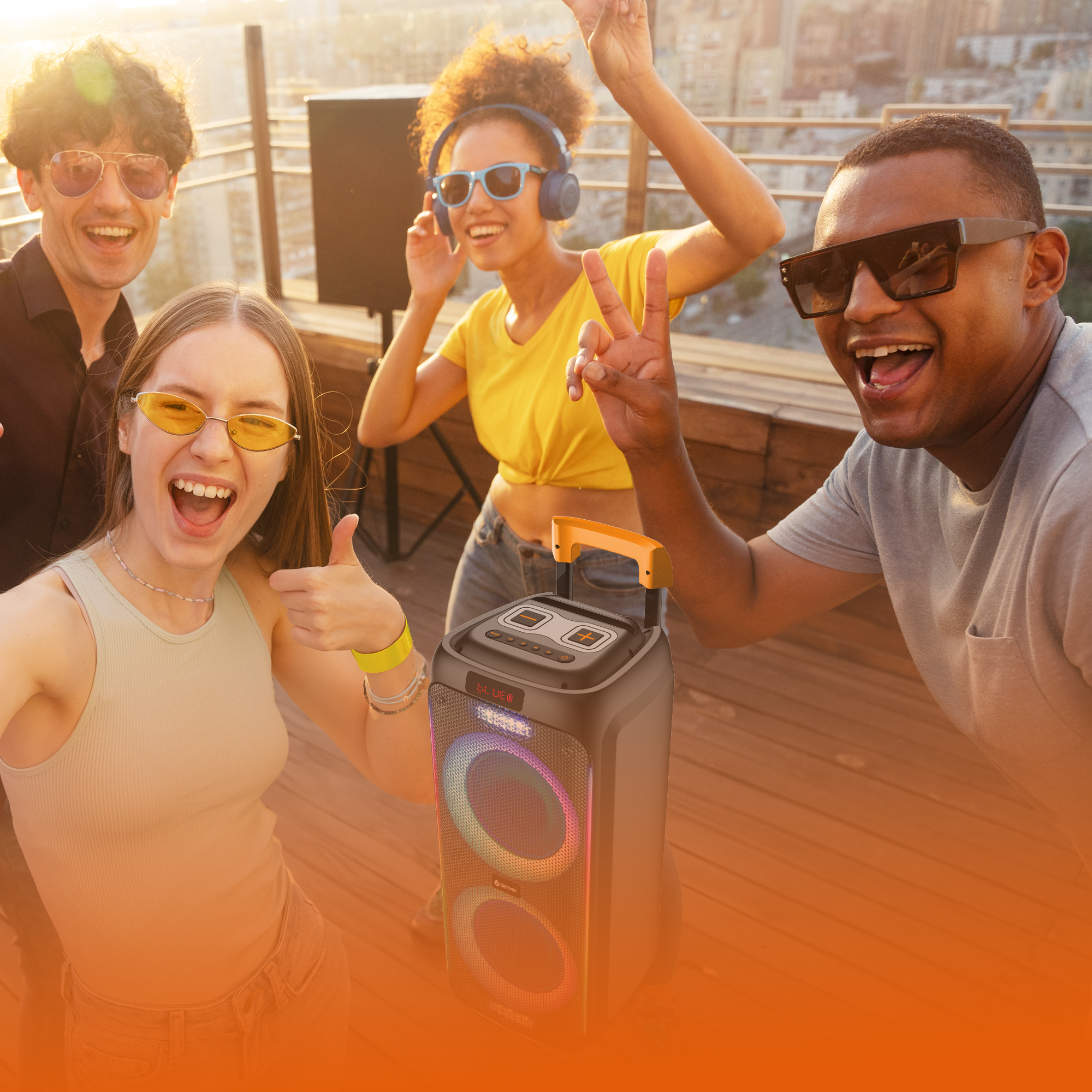 Vier mensen die dansen en plezier maken in de buurt van een speaker. Zonsondergang achtergrond.