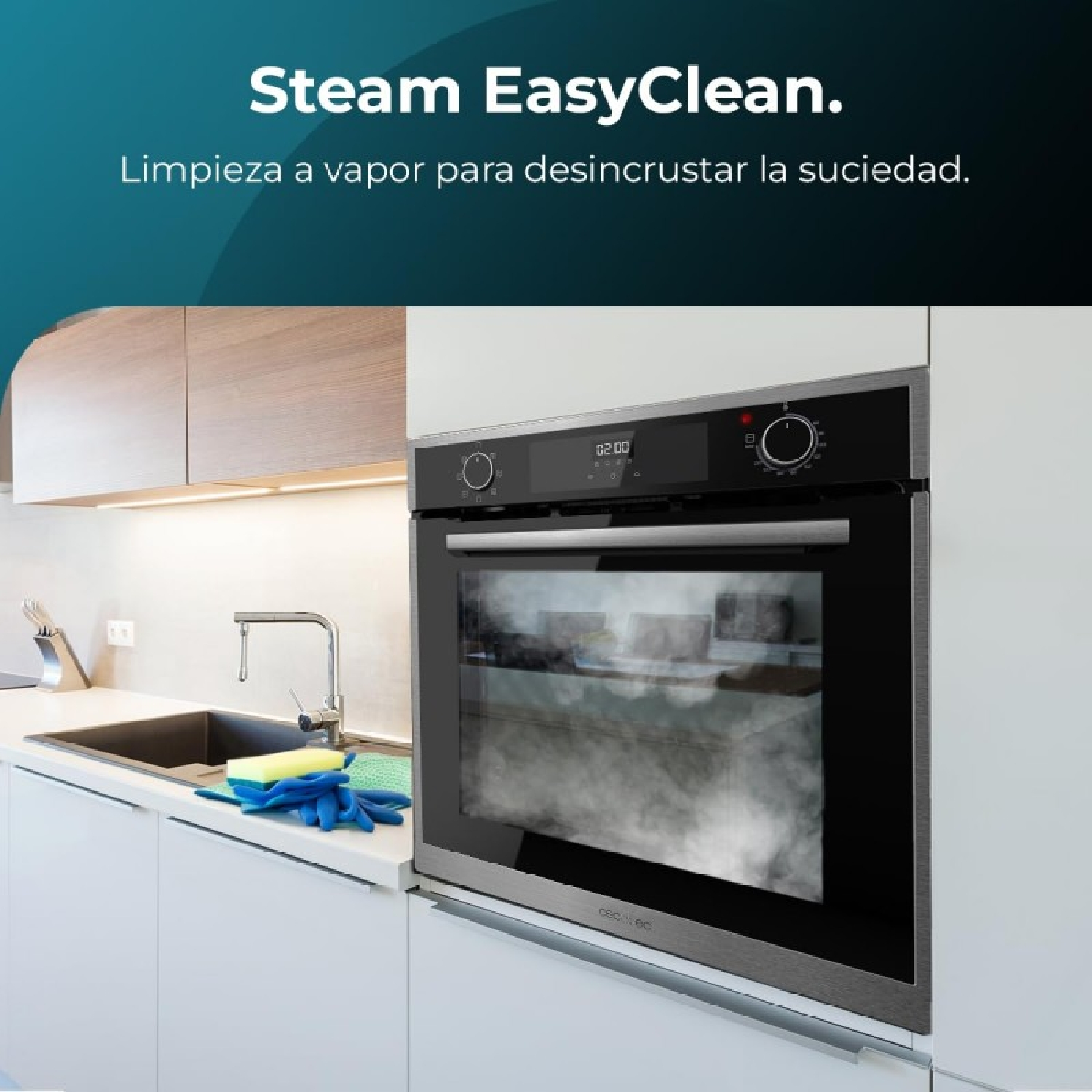 Piekarnik w kuchni z parą wydobywającą się ze szklanych drzwi, promujący Steam EasyClean.