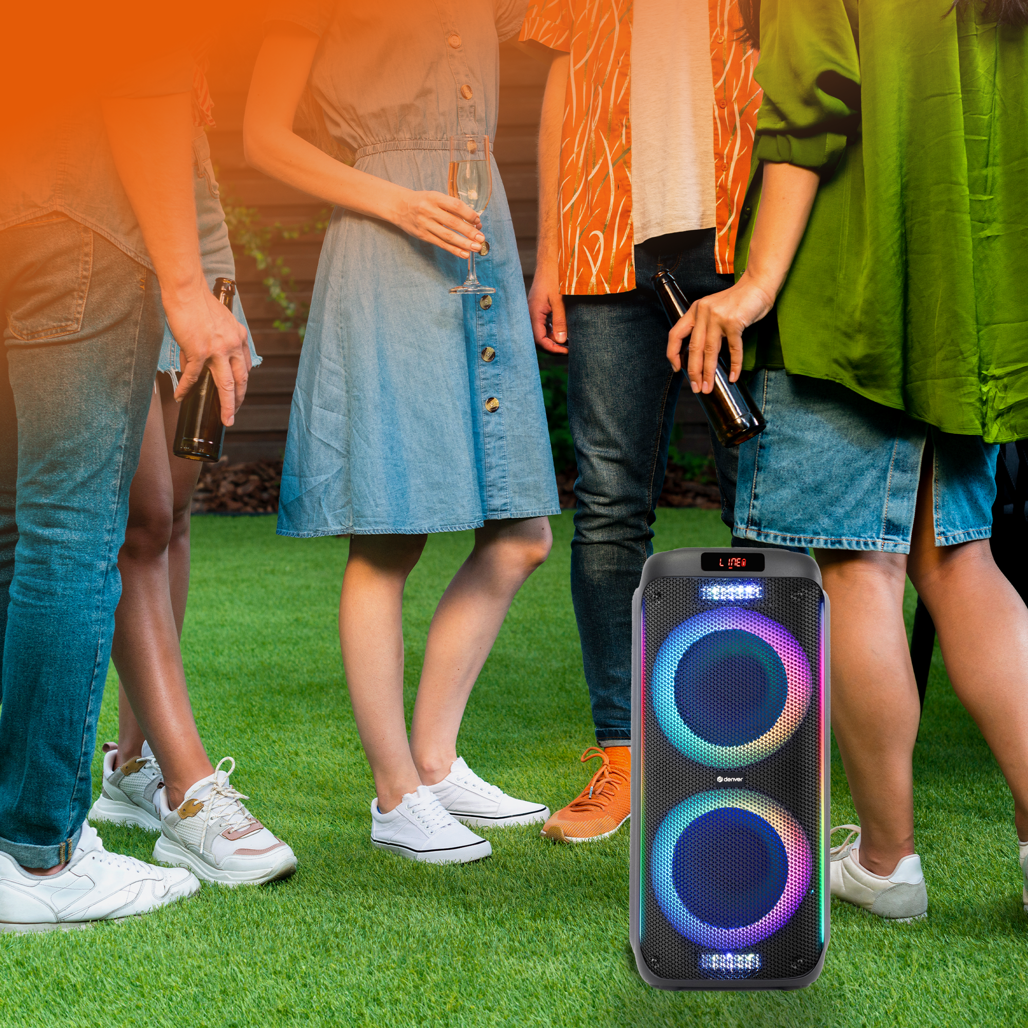 Een speaker met kleurrijke lichten bij een groep mensen.