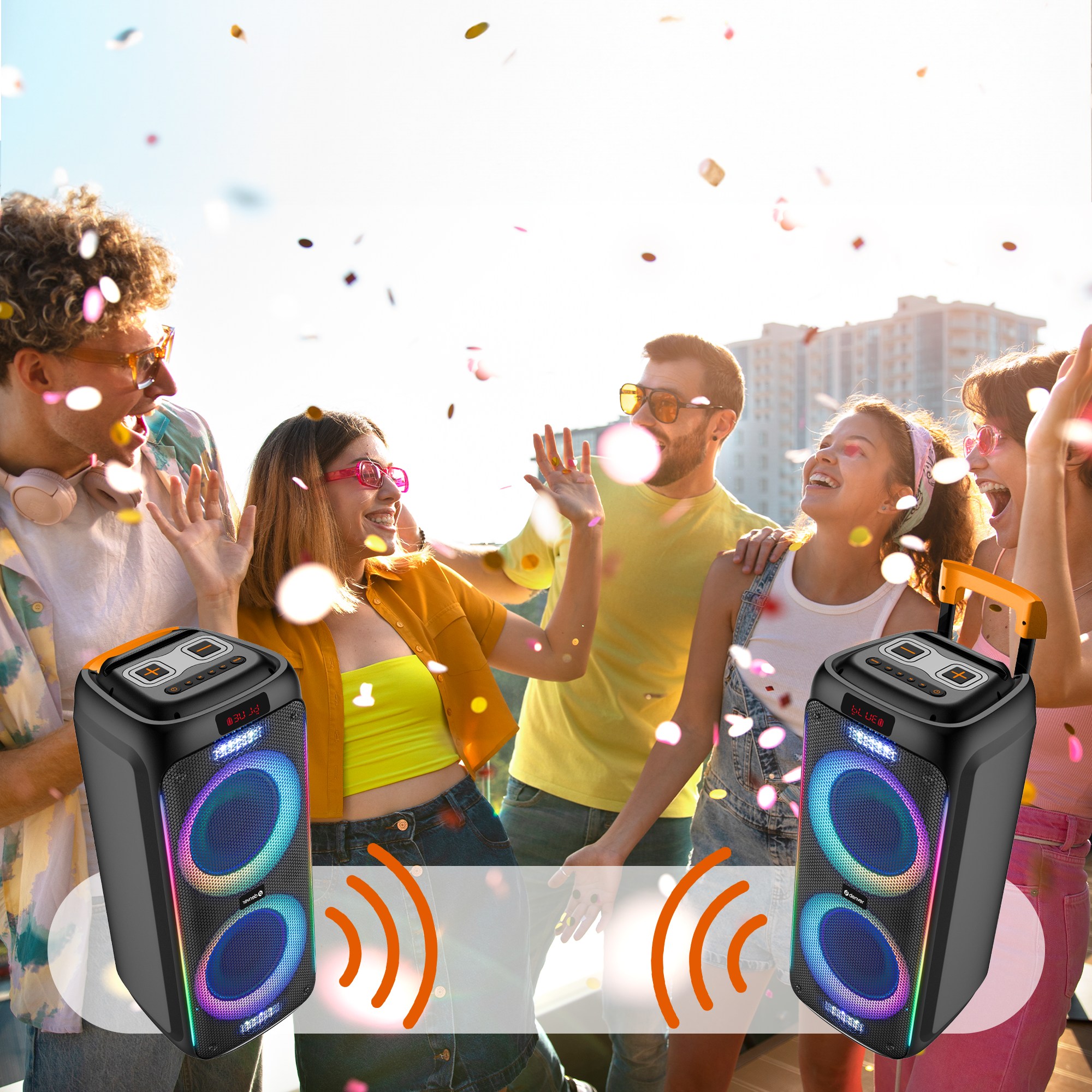 Een groep mensen die dansen met twee zwarte luidsprekers met kleurrijke lichten. Confetti is in de lucht.