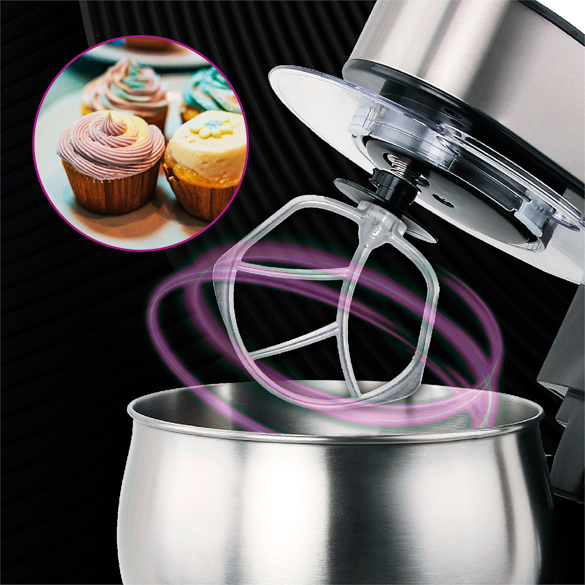 Una batidora de pie con un accesorio de mezcla. Cupcakes en el fondo. Un efecto de remolino rosa rodea la batidora.