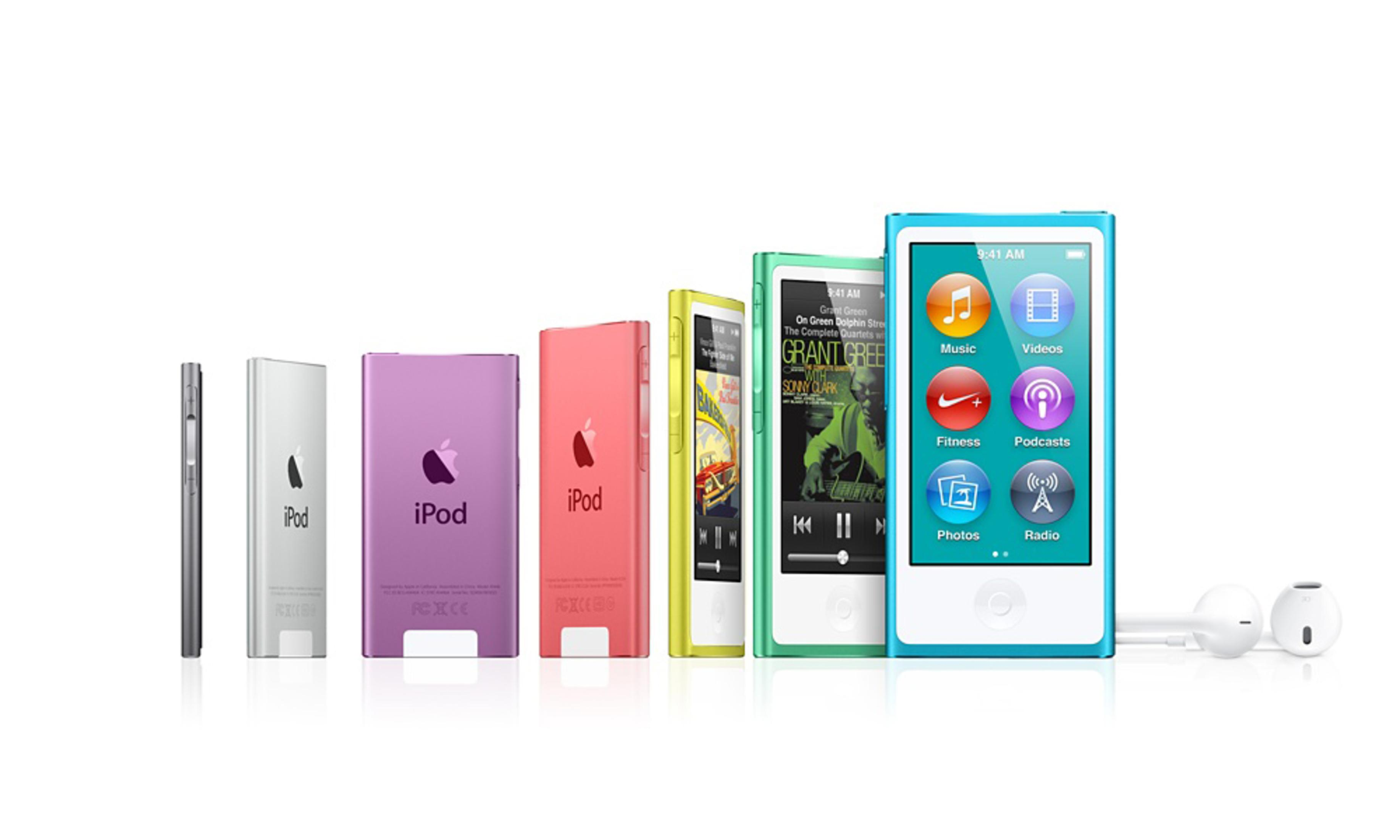 Verschiedene Apple iPods in verschiedenen Farben sind auf einer weißen Oberfläche angeordnet.