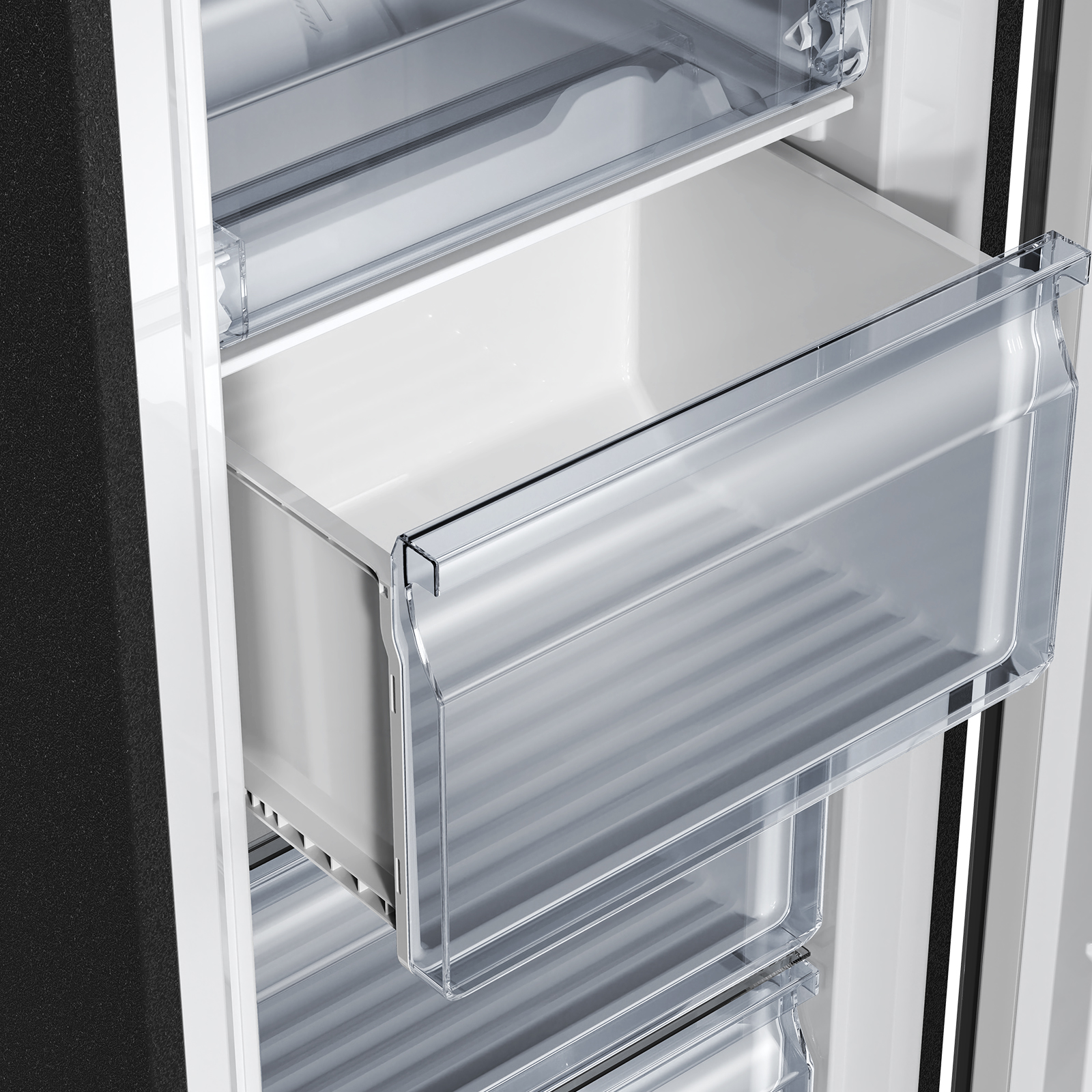 Primer plano del interior de un refrigerador con un cajón transparente parcialmente extraído. El cajón está vacío.