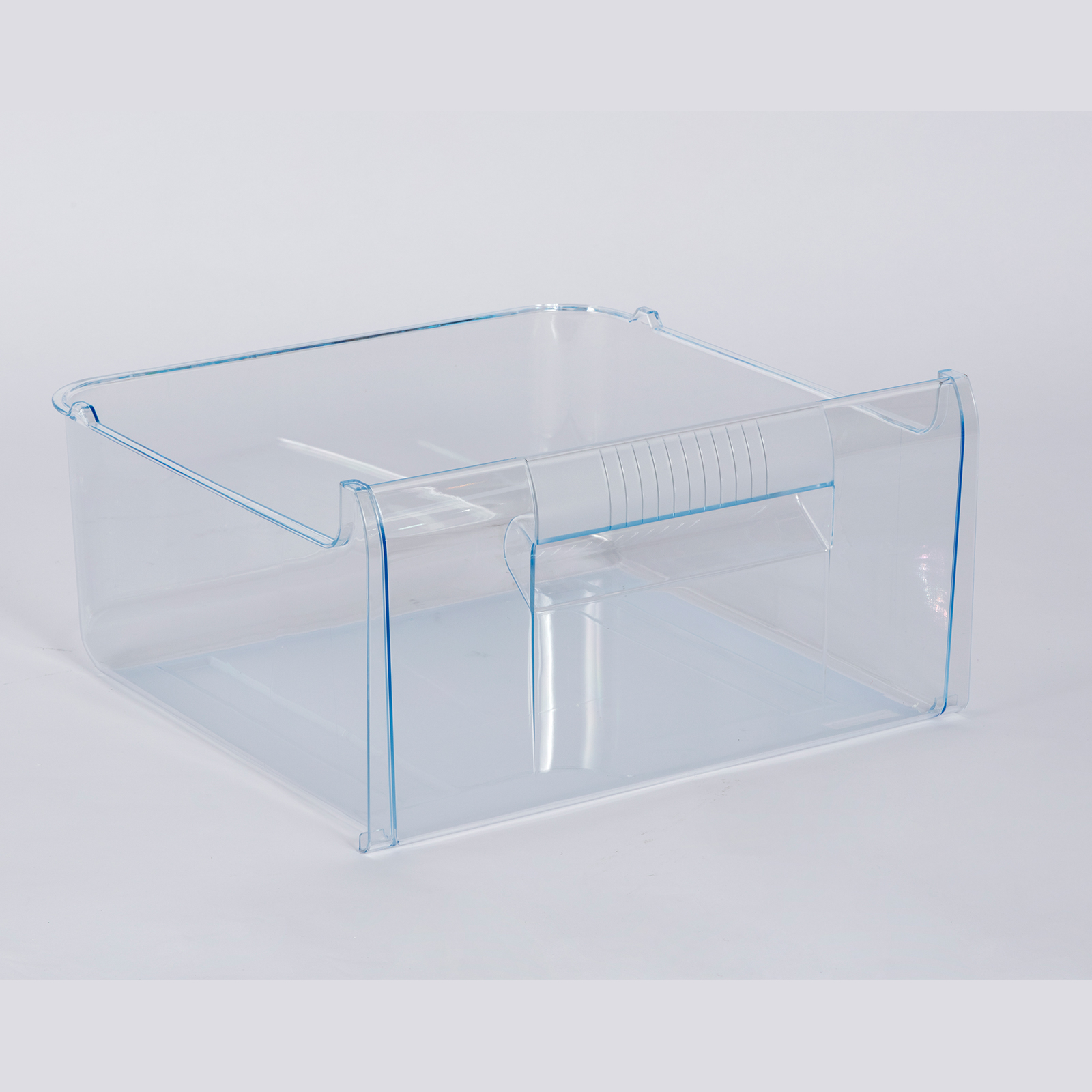Transparante plastic koelkastlade met blauwe accenten, van opzij bekeken, op een witte achtergrond.