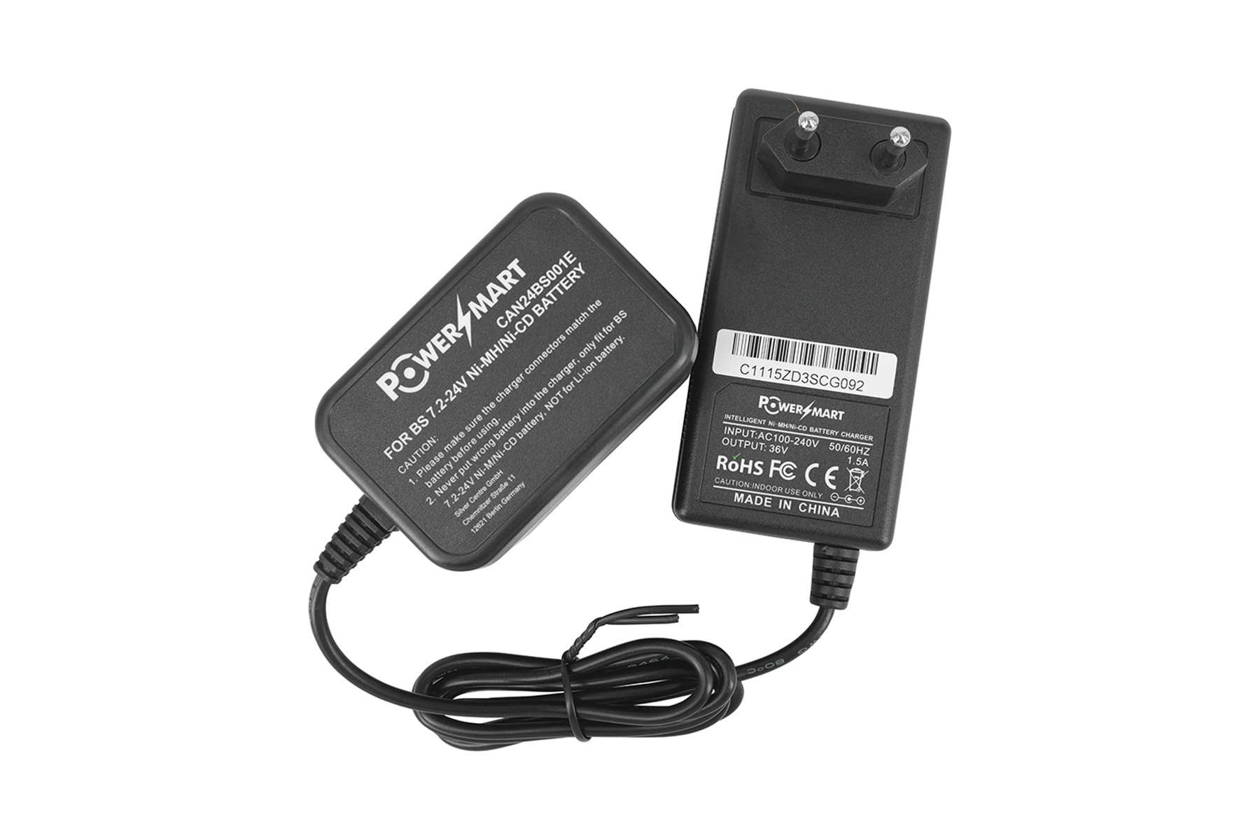 Zwei schwarze PowerSmart-Ladegeräte mit einem schwarzen Kabel. Eines hat das Ladegerät, das andere den Adapter.