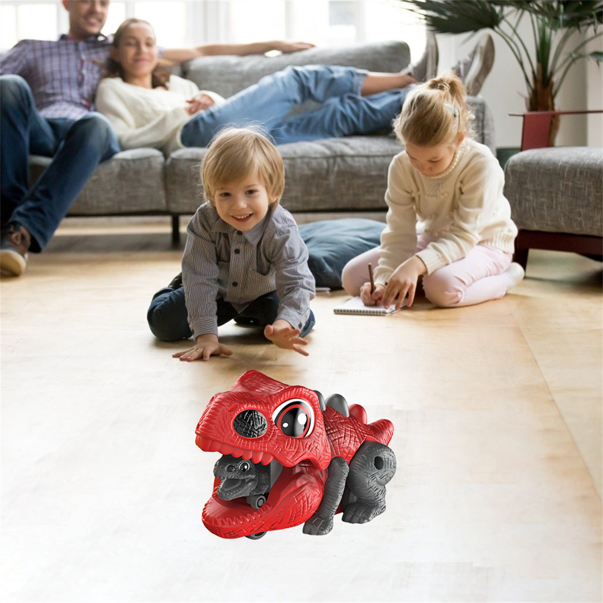 Ein rotes Dinosaurier-Spielzeug auf dem Boden, mit einer Familie im Hintergrund auf einem Sofa.