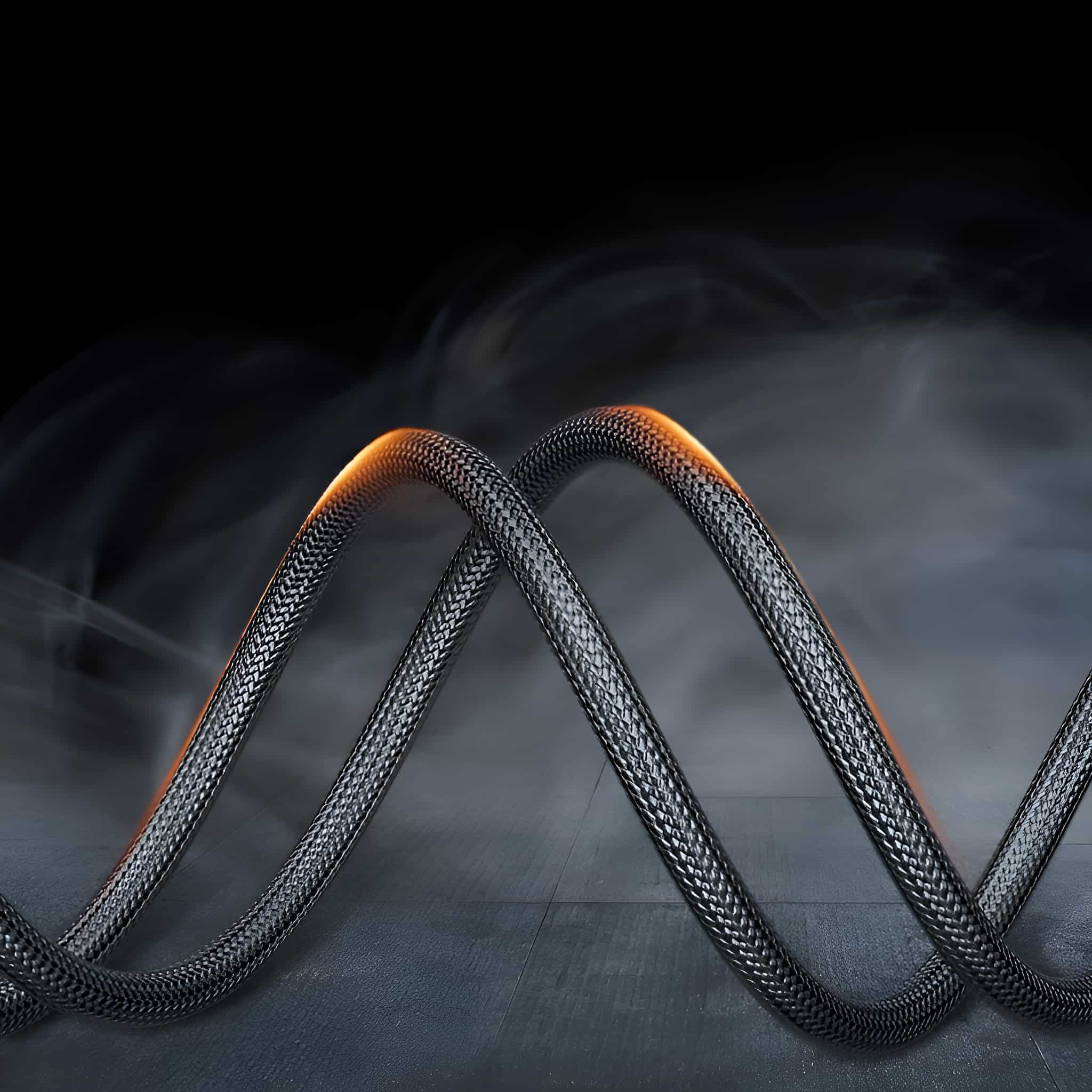 Schwarzes geflochtenes Kabel in gebogener Form, mit orangefarbenen Lichteffekten.