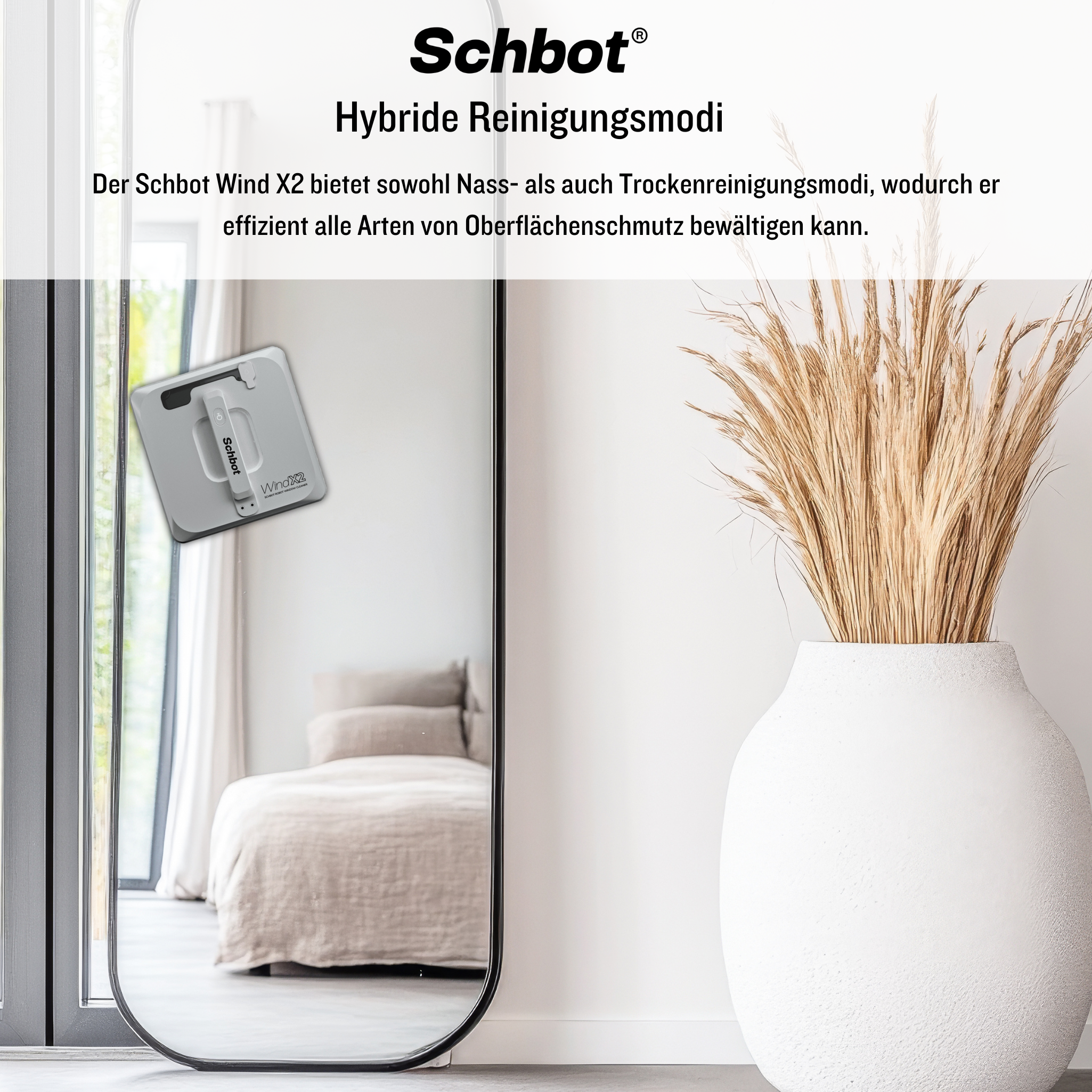 Fensterputzer auf einem Spiegel mit Text, Pflanzen und Bett im Hintergrund. Weiße Vase.
