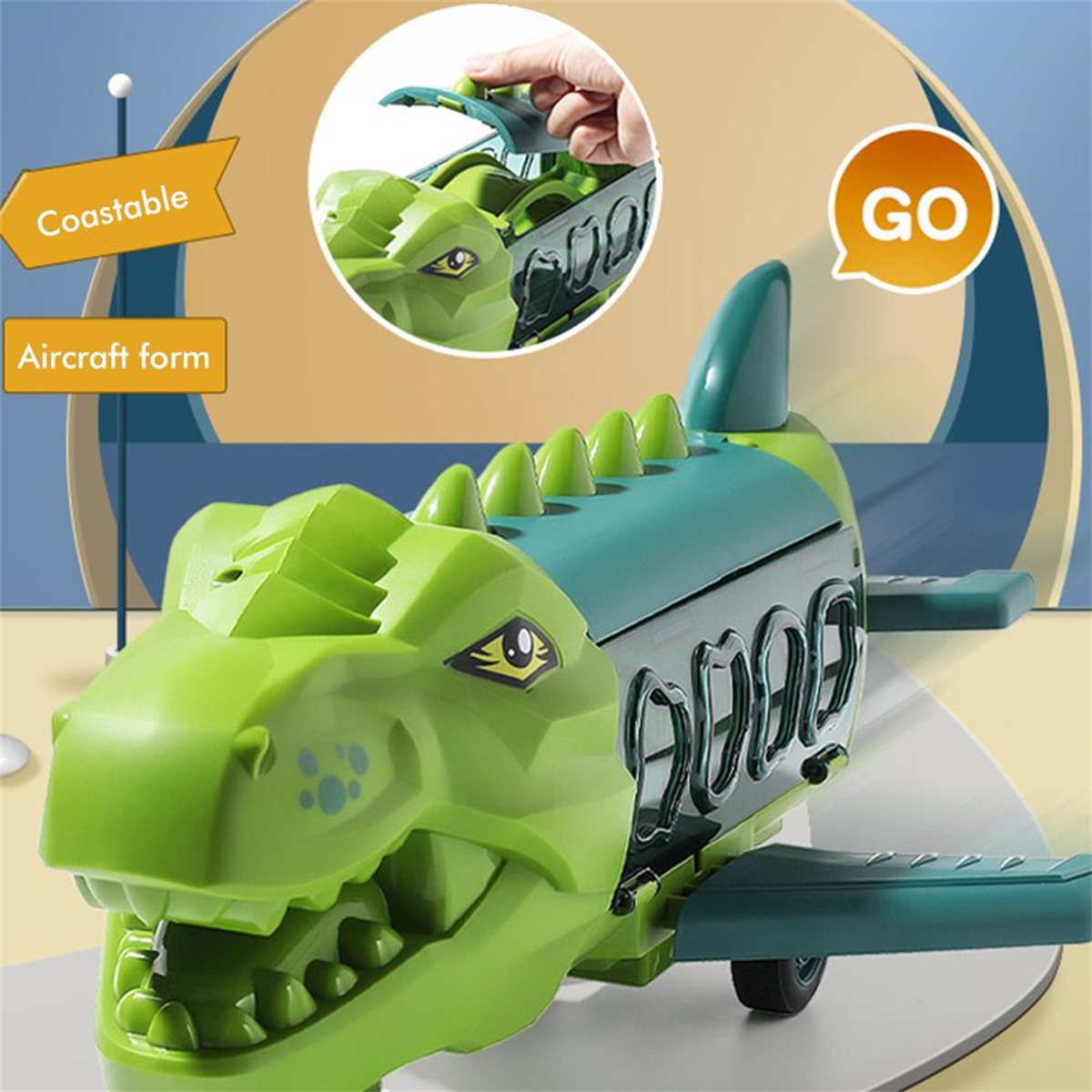 Grünes Spielzeugflugzeug in Form eines Dinosauriers, mit einer Hand, die eine Luke bedient.