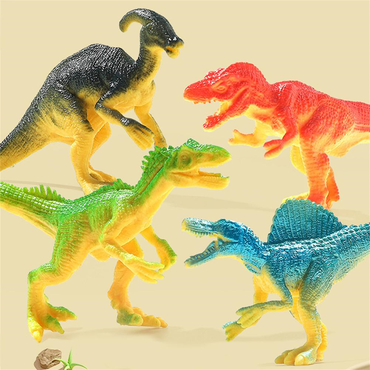 Vier Spielzeugdinosaurier: schwarz, grün, rot und blau. Sie stehen auf einer braunen Oberfläche.