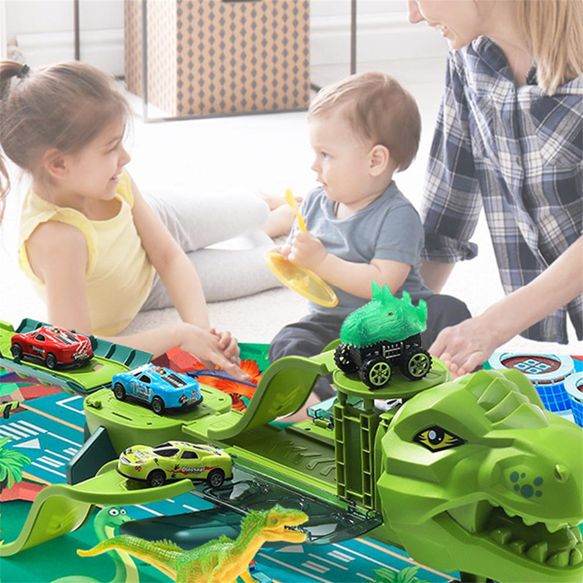 Kinder spielen mit einem Spielzeug-Streckenset zum Thema Dinosaurier mit Spielzeugautos. Eine Frau schaut zu.