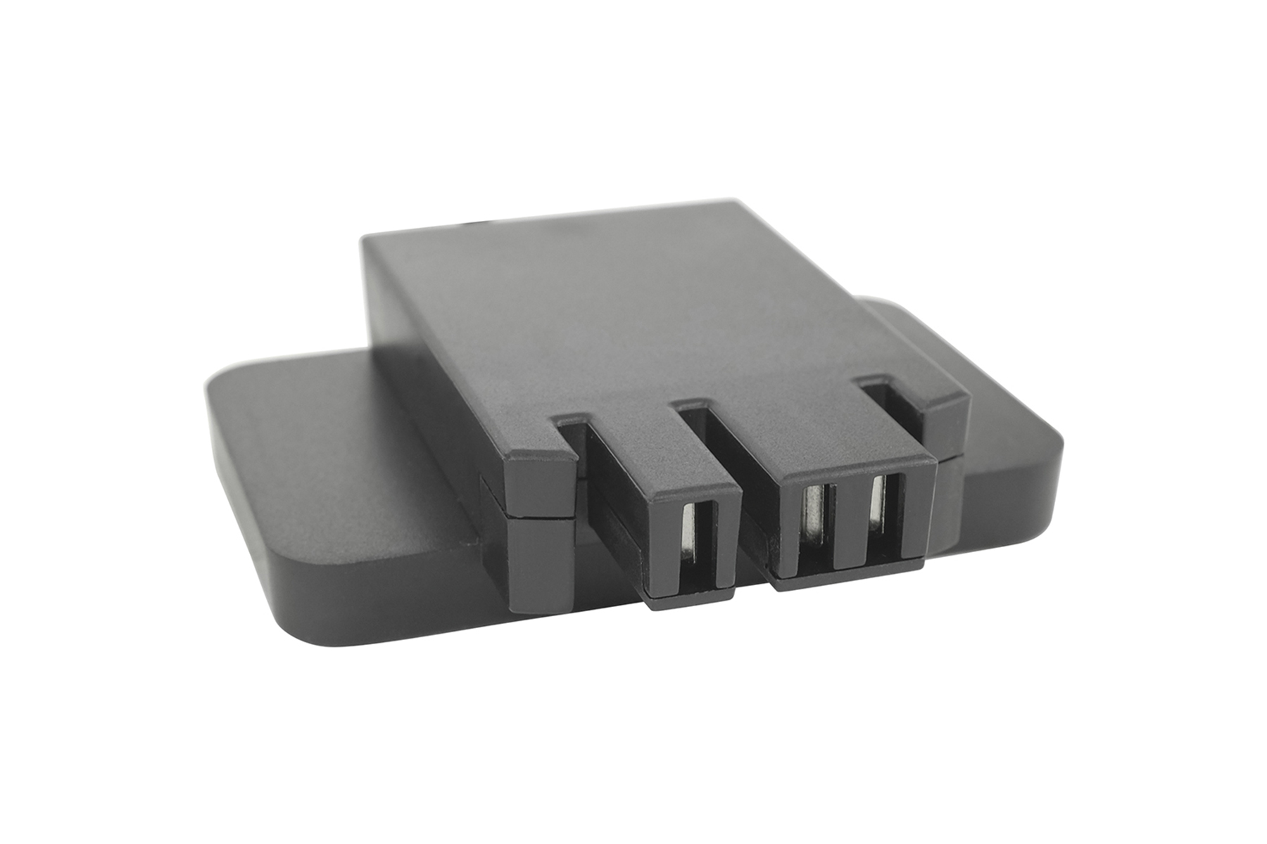 Ein schwarzer Netzadapter, möglicherweise für einen Laptop oder ein anderes elektronisches Gerät, wird auf weißem Hintergrund gezeigt.