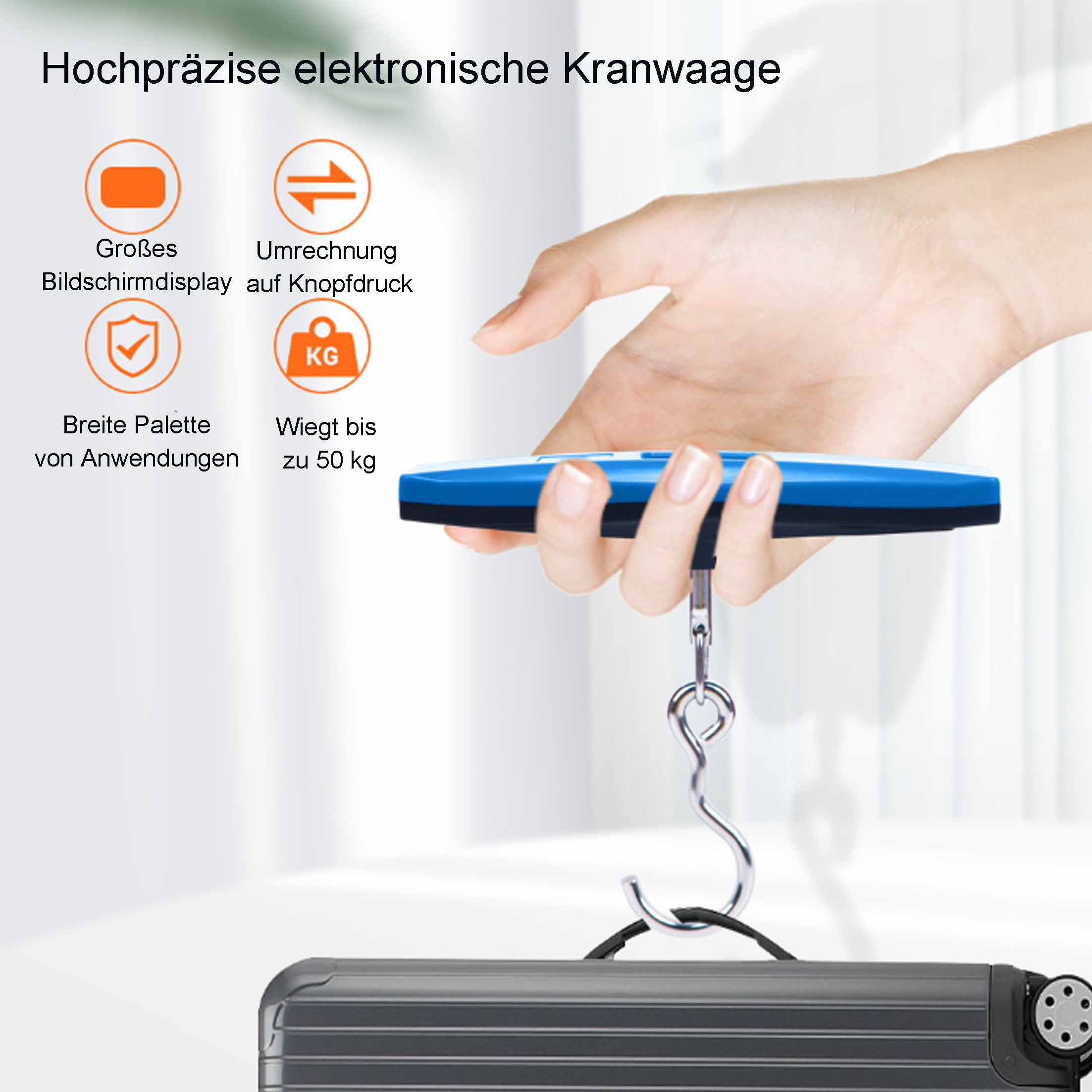 Hand hält eine blau-schwarze Digitalwaage. Sie wiegt einen Koffer.