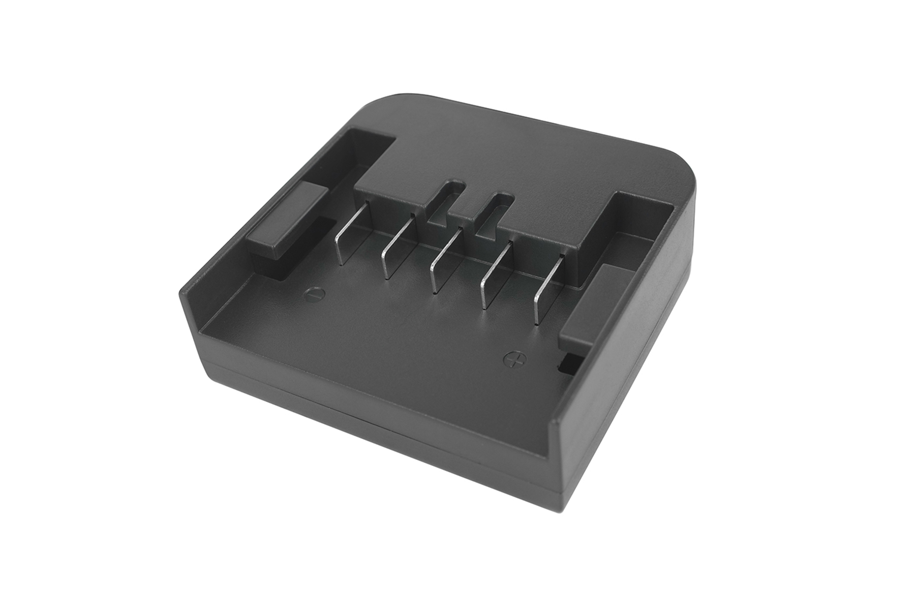 Dunkelgraues Ladegerät mit vier silbernen Metallkontakten. Für Batterien gedacht.