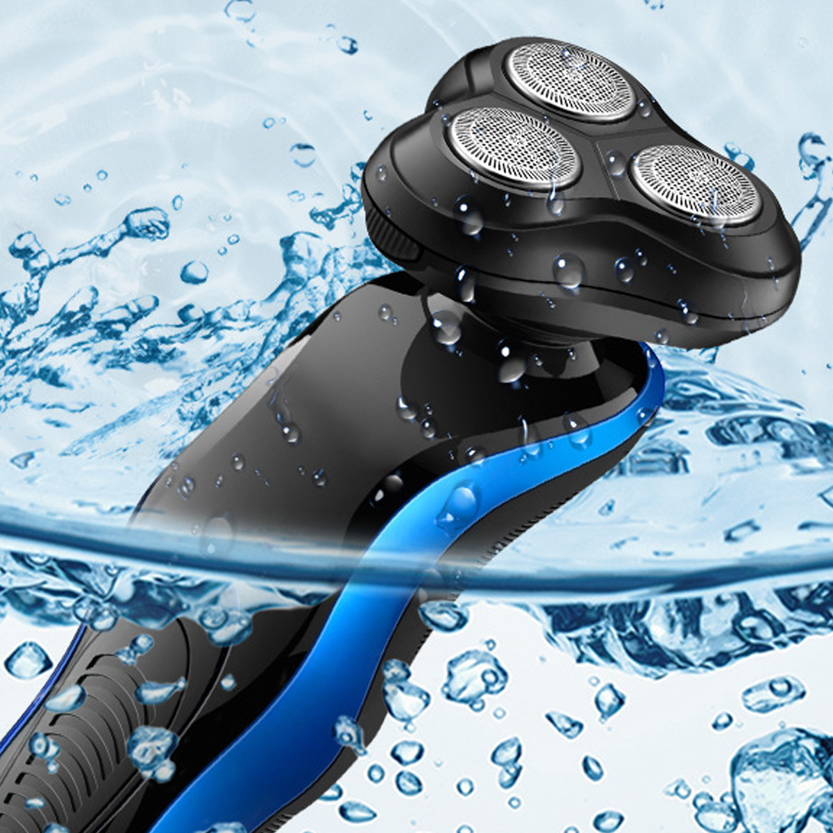 Elektrischer Rasierer im Wasser. Schwarzer und blauer Griff, drei silberne Köpfe. Wassertropfen im Hintergrund.