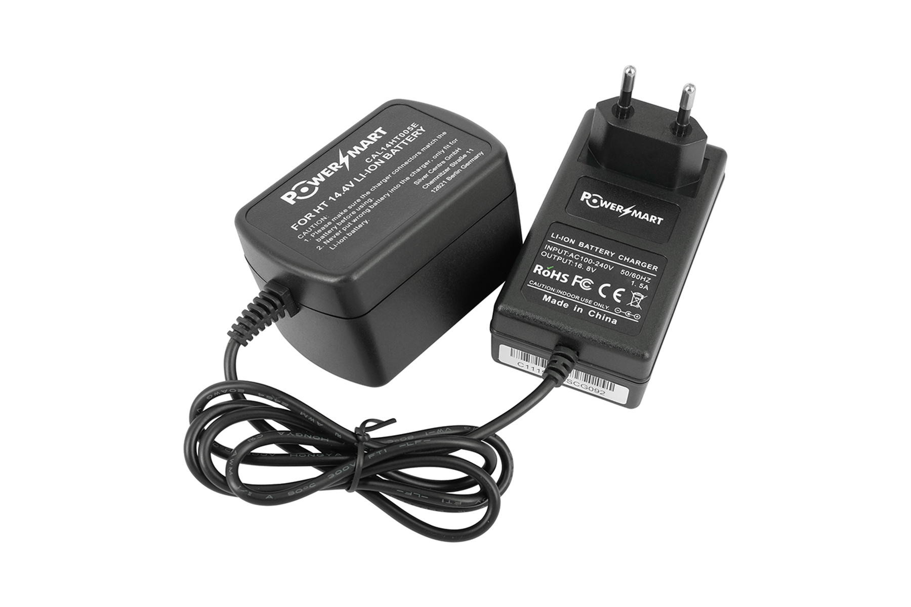 Zwei schwarze Netzadapter. Einer ist mit einem Ladegerät mit Etikett verbunden.