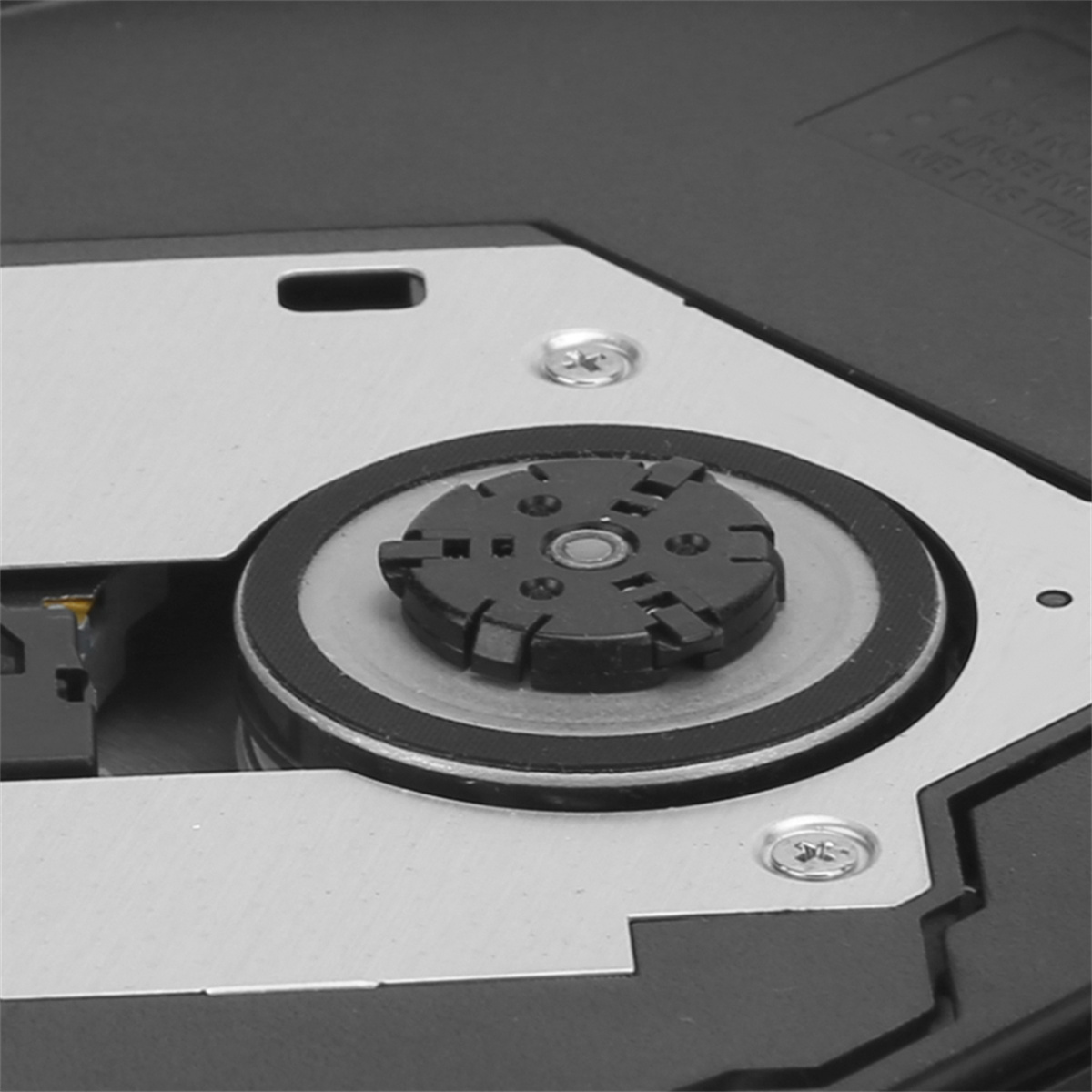 Nahaufnahme des Mechanismus eines CD-ROM-Laufwerks mit schwarzem Scheibenhalter und Metallkomponenten.