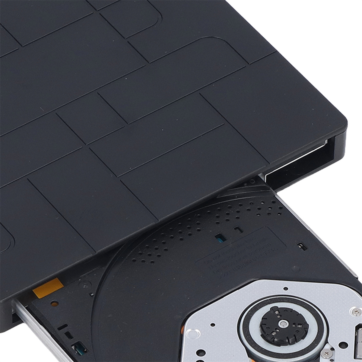 Schwarzes DVD-Laufwerk teilweise geöffnet. Die obere Abdeckung ist schwarz mit strukturierter Oberfläche. Das Laufwerk ist freigelegt.