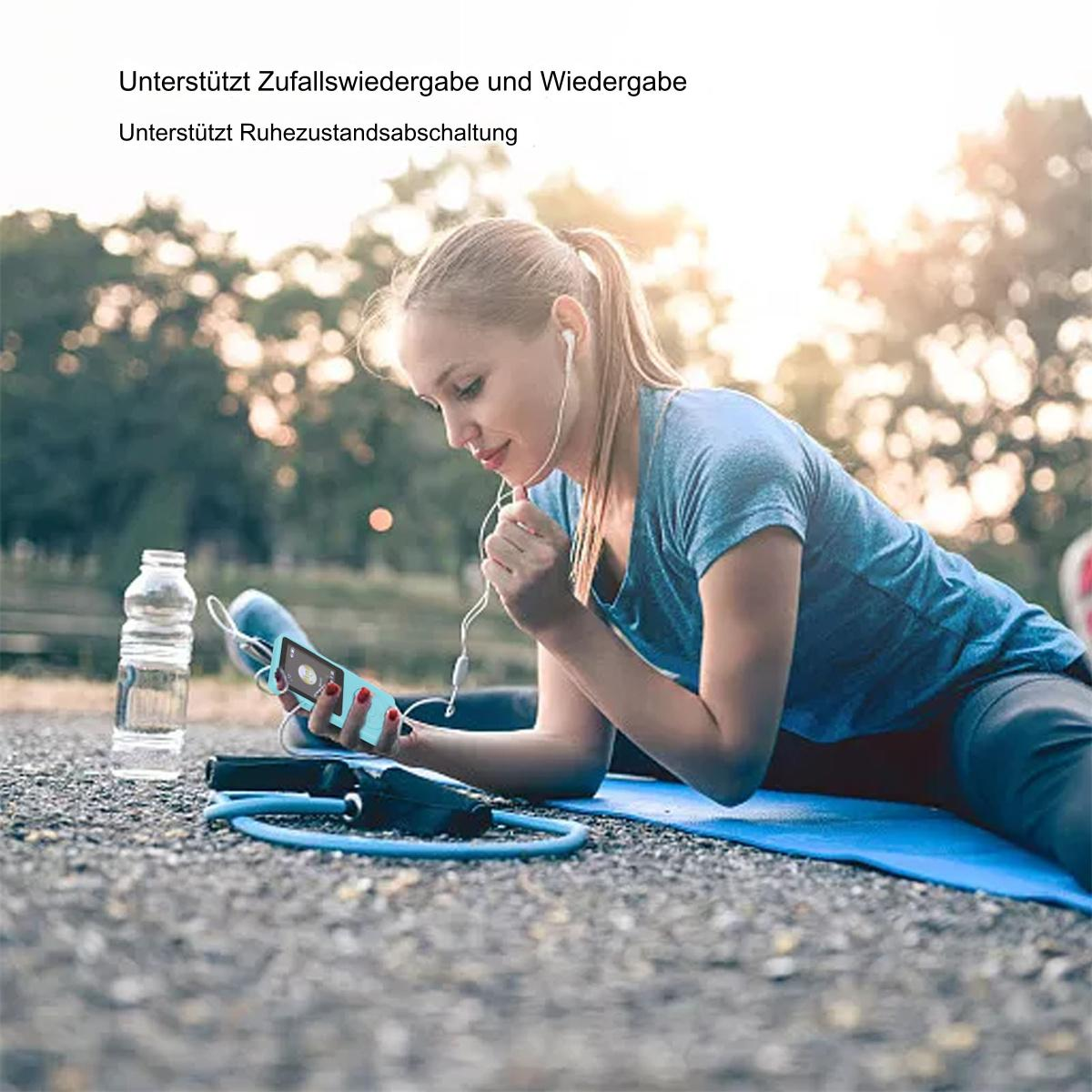 Frau auf Matte, dehnt sich, hört Musik am Telefon mit Wasserflasche und Widerstandsband.