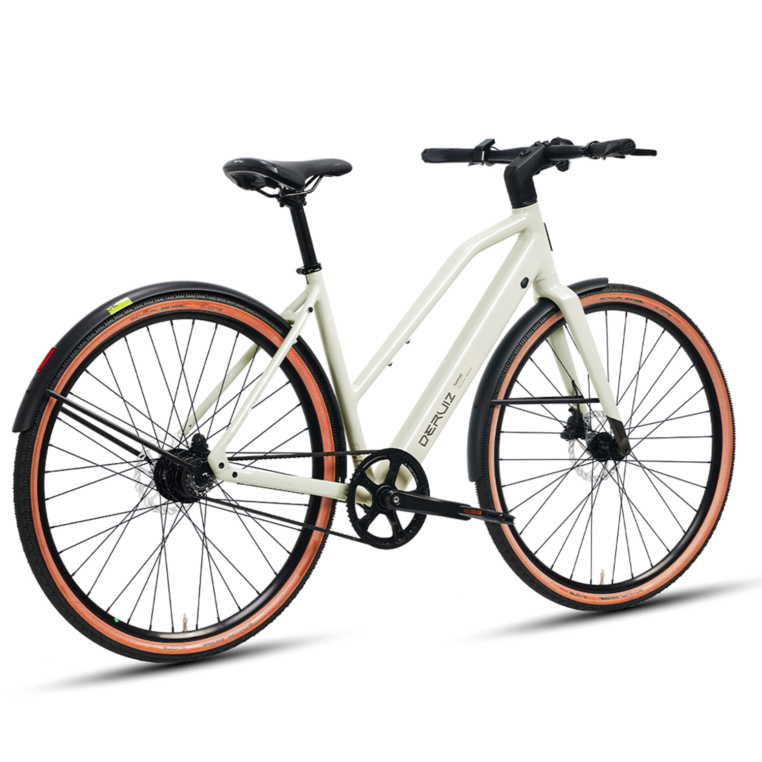 Ein weißes Fahrrad mit braunen Reifen auf weißem Hintergrund. Das Fahrrad hat schwarze Schutzbleche und Lenker.