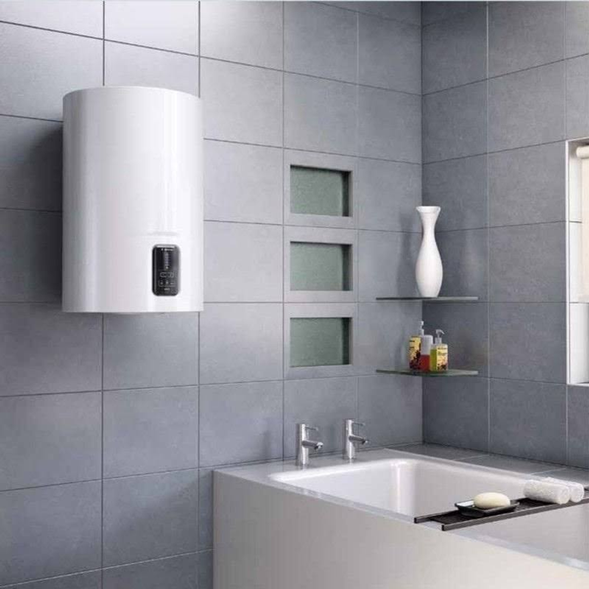 Un calentador de agua blanco montado en una pared alicatada en un baño. Una bañera y estantes a la vista.