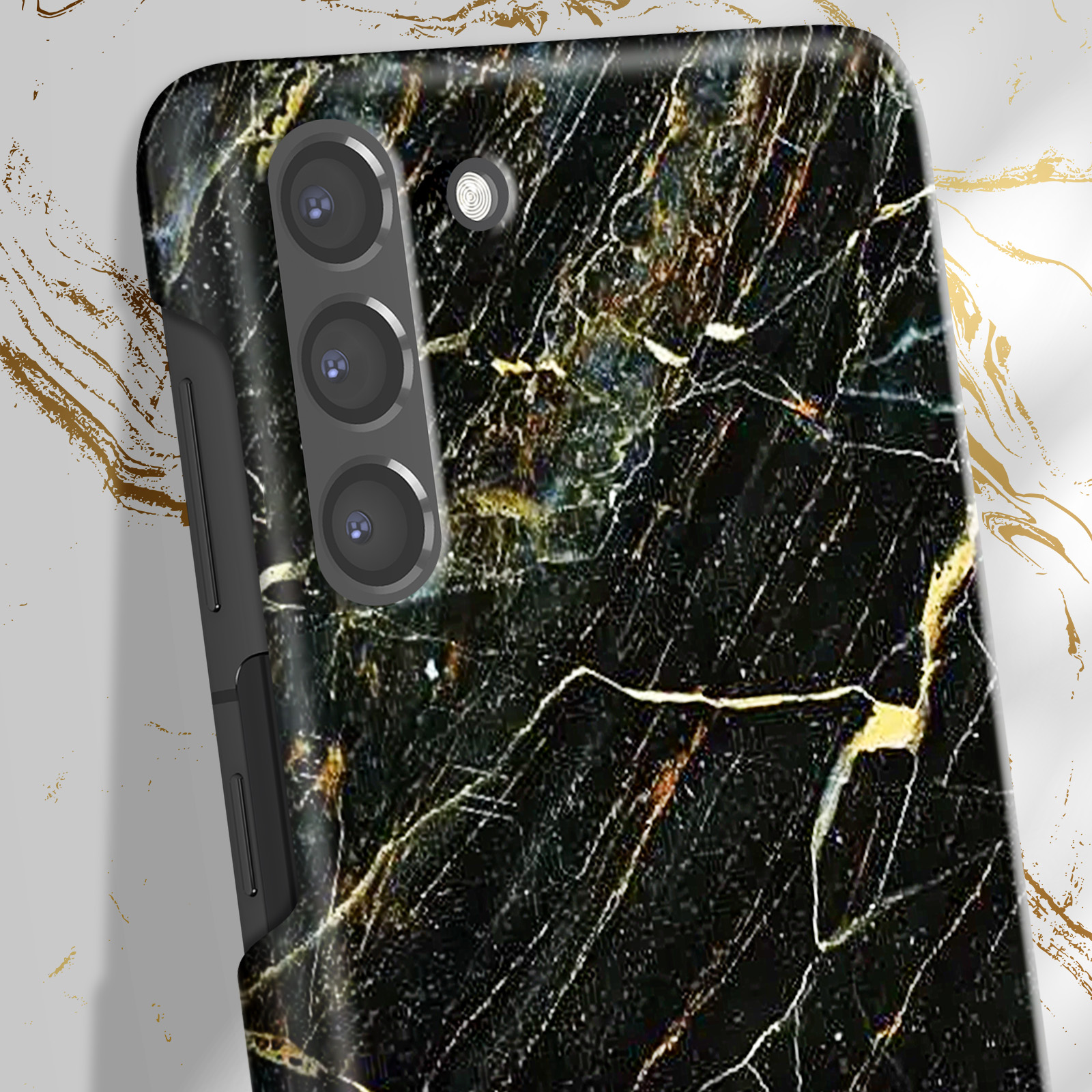 Primo piano di una custodia per telefono con motivo a marmo nero e fotocamera.