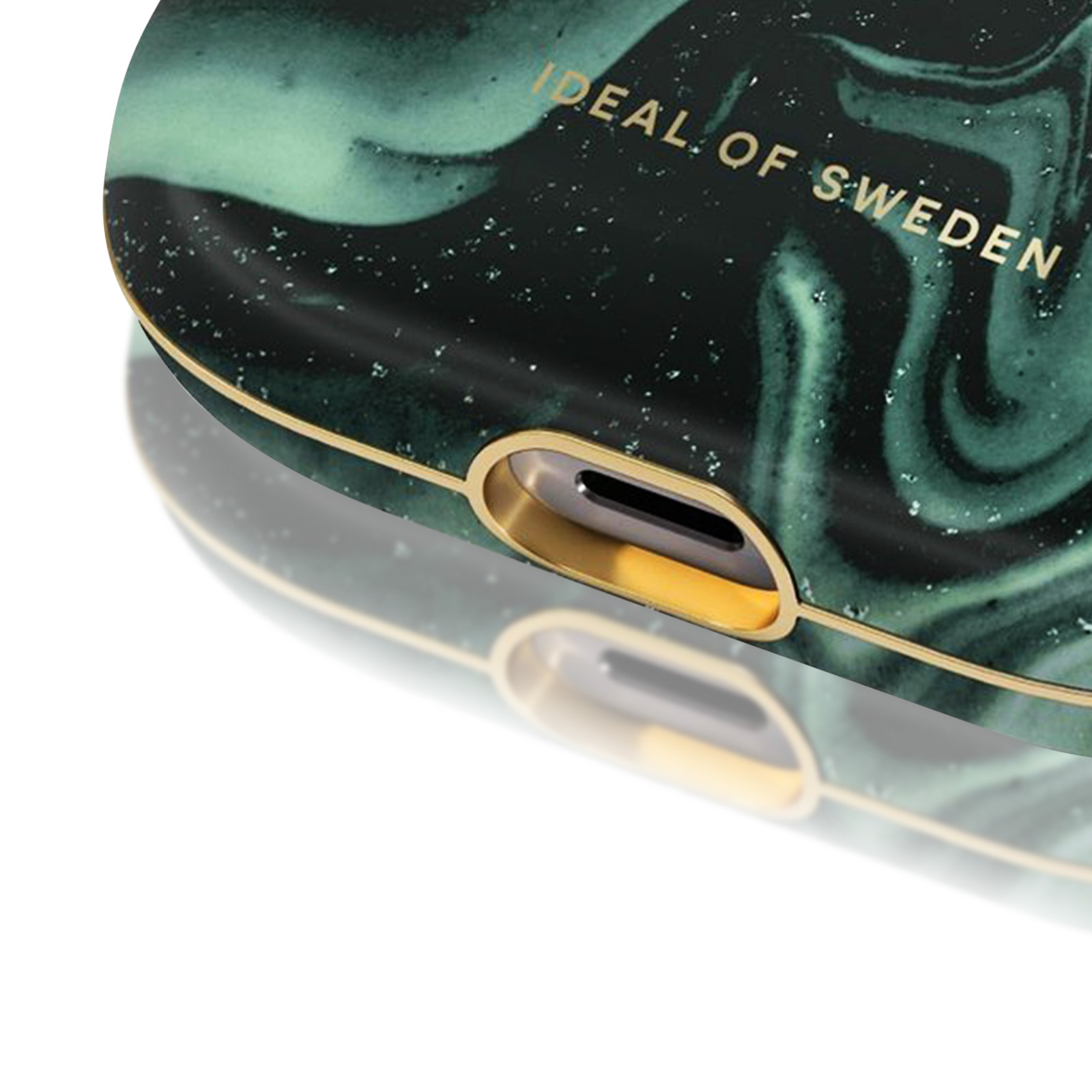 Nahaufnahme einer Handyhülle mit grünem und schwarzem Marmordesign. Die Worte 'IDEAL OF SWEDEN' sind sichtbar.