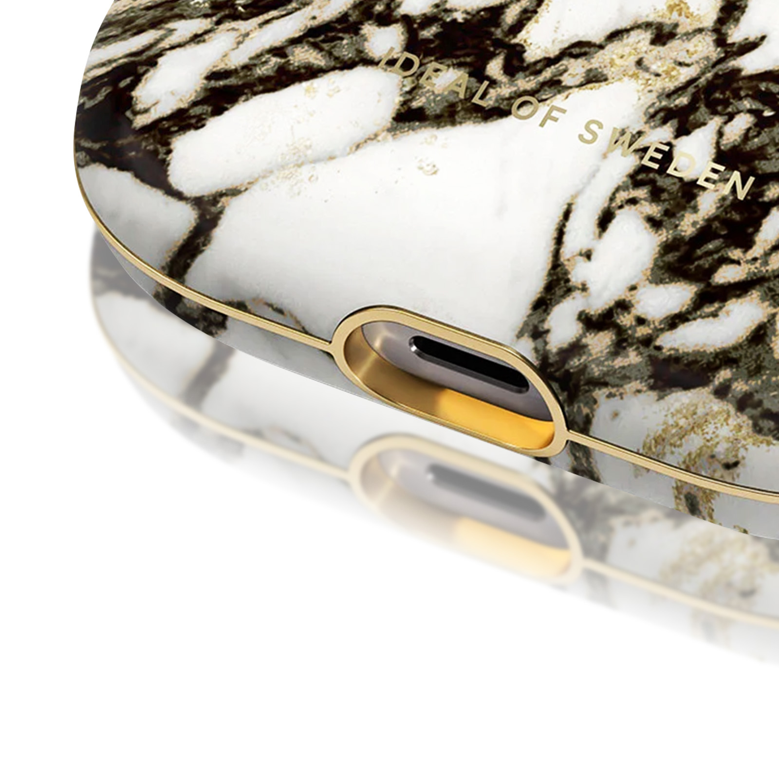 Primer plano de una funda de teléfono blanca y con diseño de mármol. La funda tiene un ribete dorado.