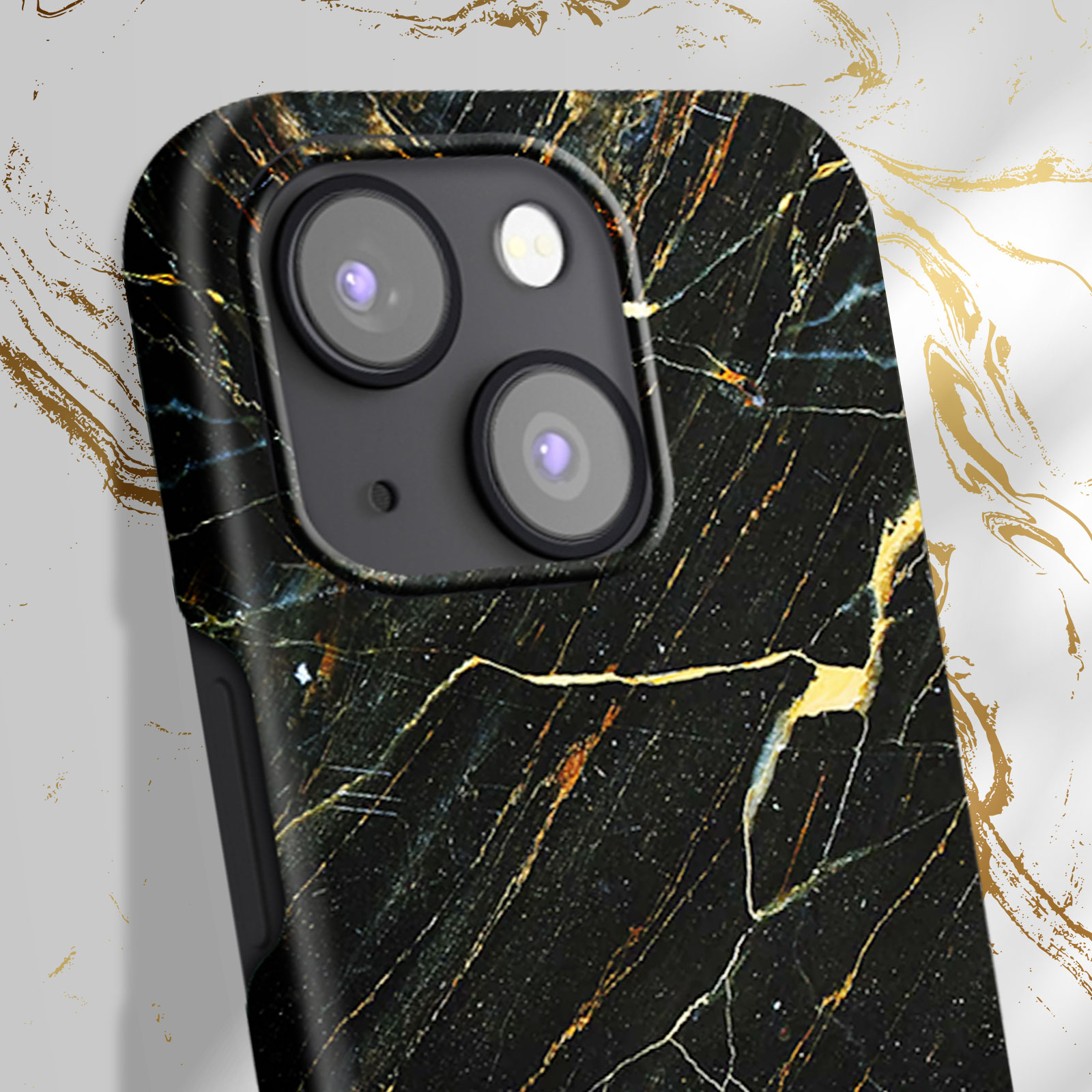 Un primo piano di una custodia per telefono con un motivo a marmo nero e oro. La custodia copre il retro.