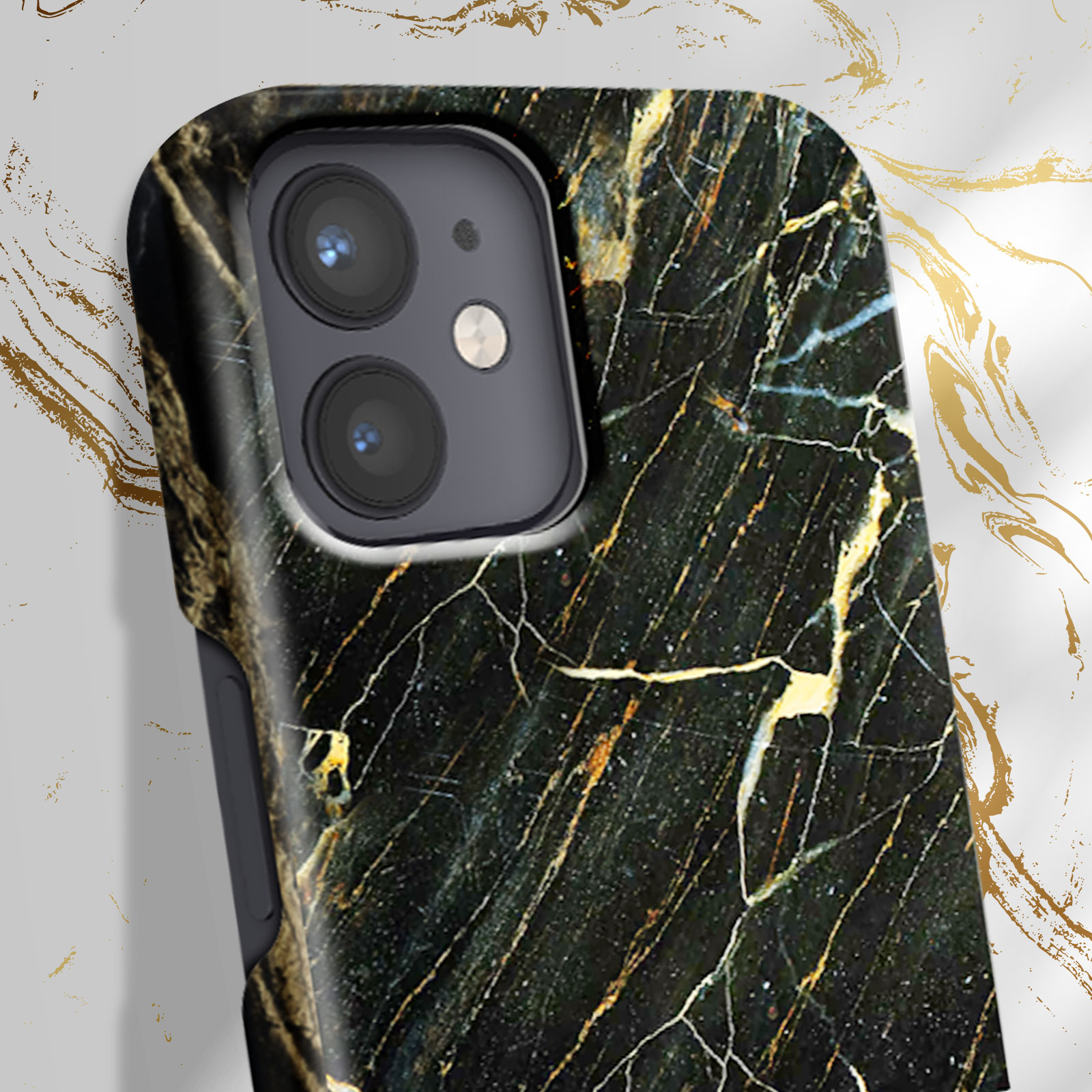 Custodia nera per telefono con texture marmorea. Obiettivi della fotocamera visibili.